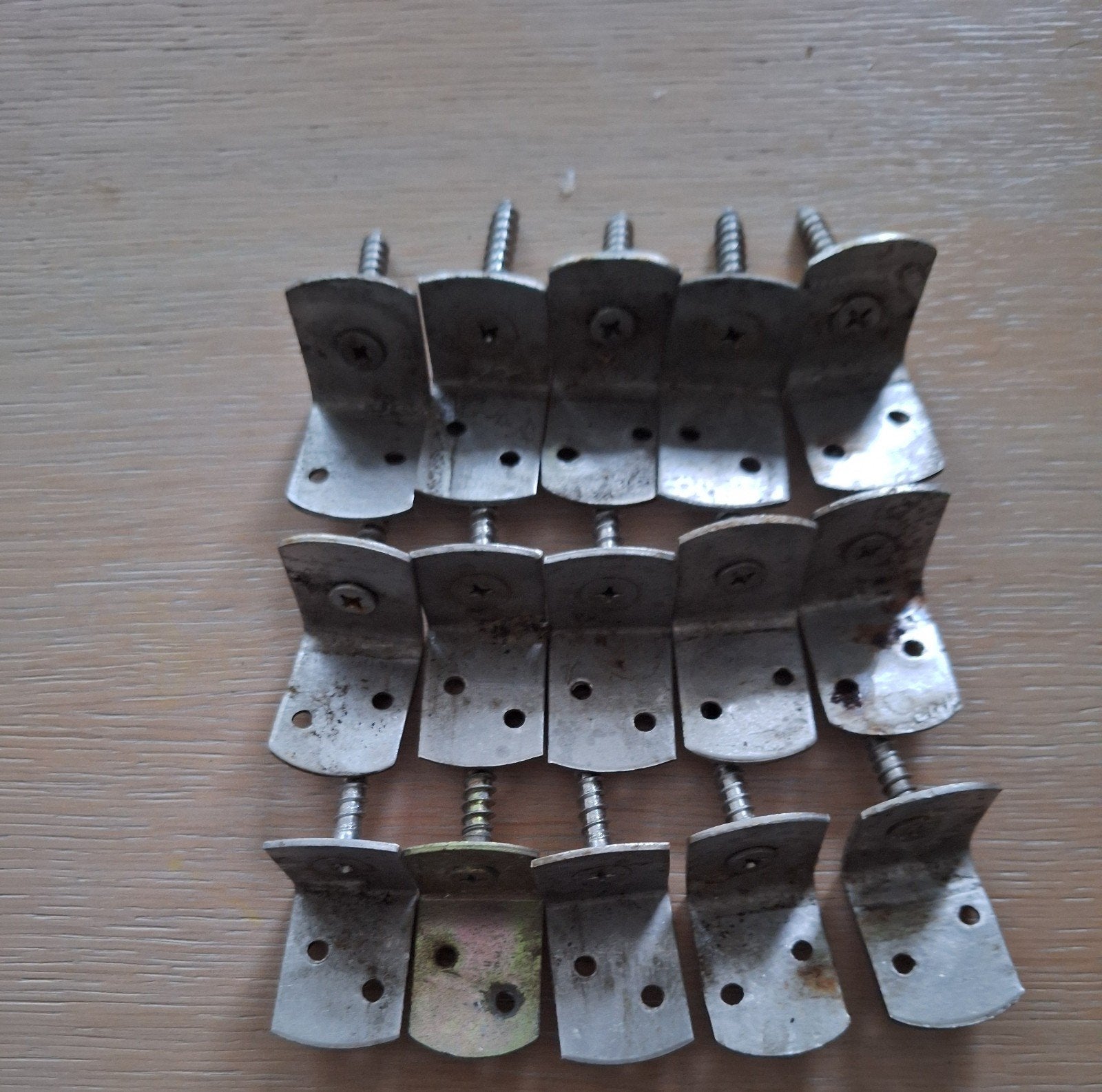 15 gebruikte RVS vlecht scherm beugels met schroeven, Gebruikt, Overige typen, Ophalen of Verzenden, Minder dan 50 mm