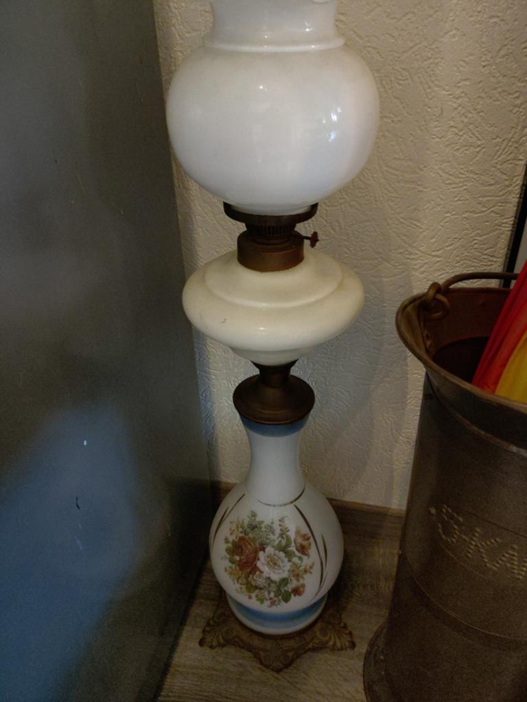 Antieke staande olielamp met bloemmotief, Ophalen