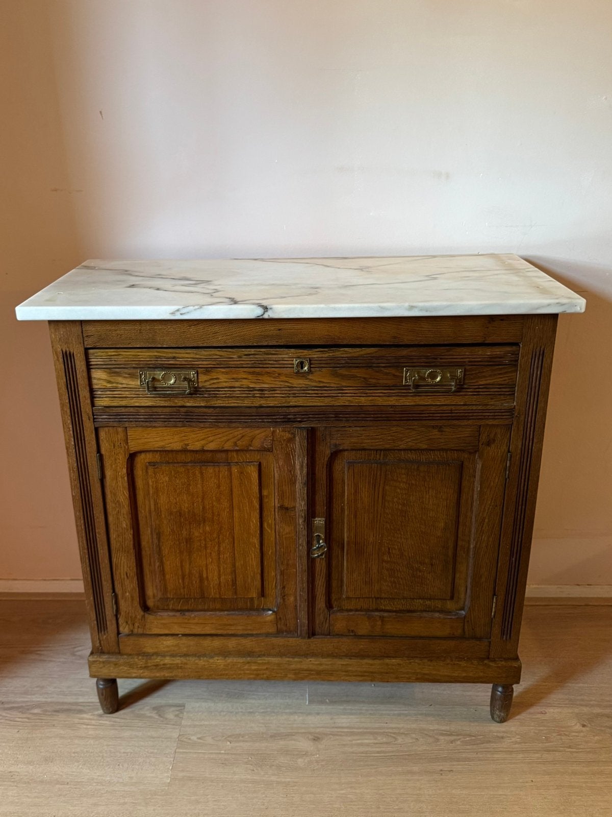 Antieke eikenhouten kast met Carrara marmeren blad, Ophalen, Gebruikt, 100 tot 150 cm, Eikenhout