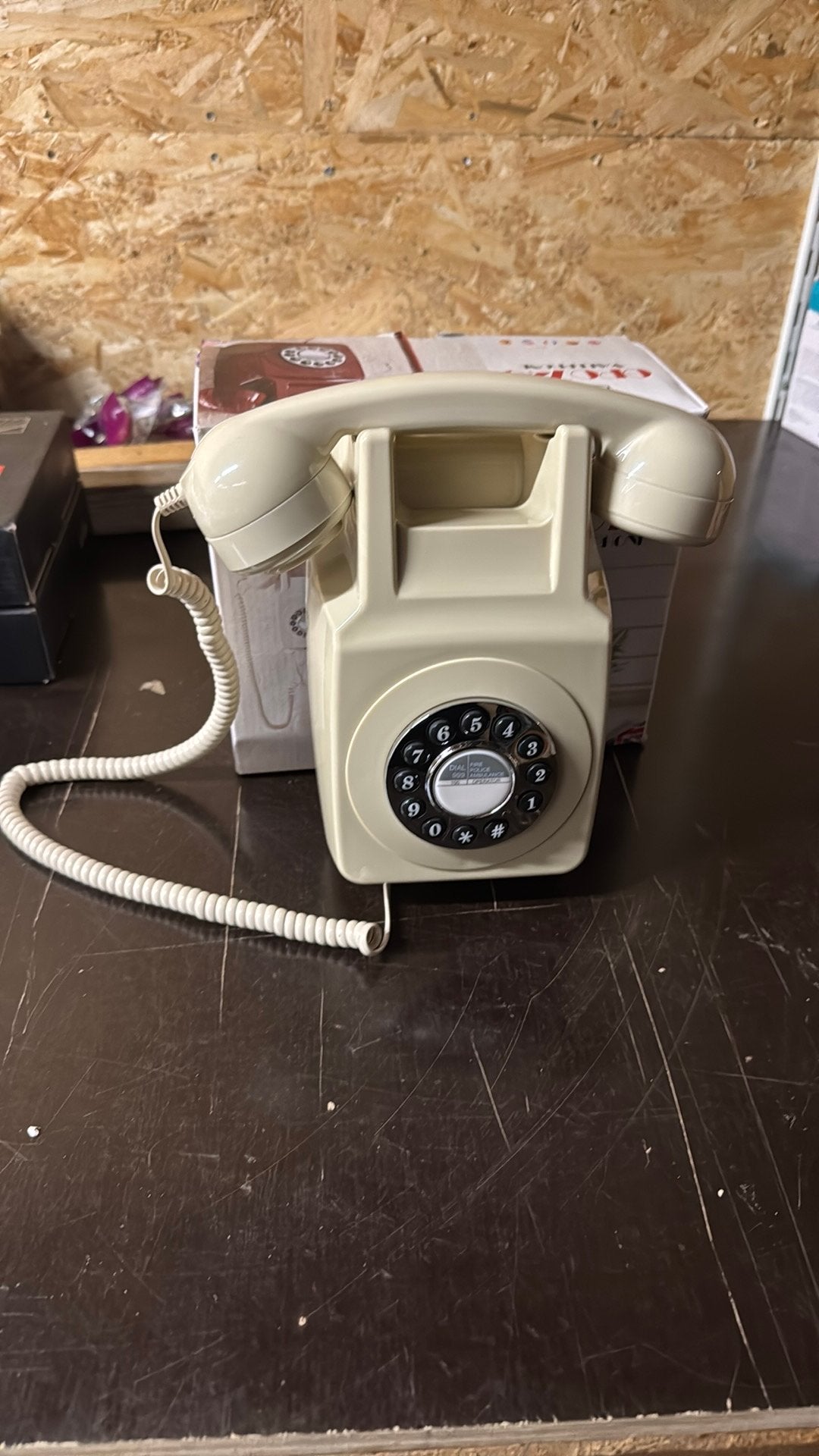 Hangende retro telefoon met druktoetsen, Telecommunicatie, Ophalen of Verzenden, Zo goed als nieuw, Met draaischijf