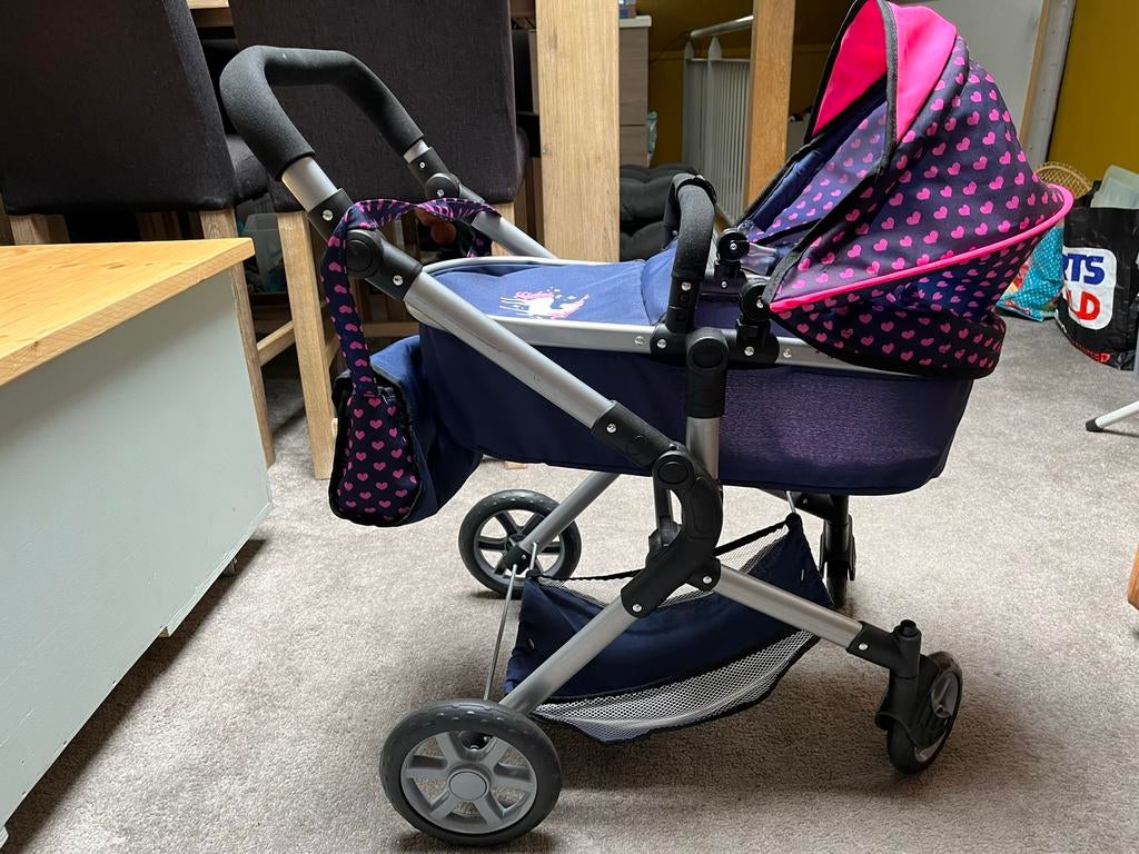 Poppenwandelwagen, kleertjes, kastje en 4 poppen, Ophalen of Verzenden, Zo goed als nieuw, Overige typen