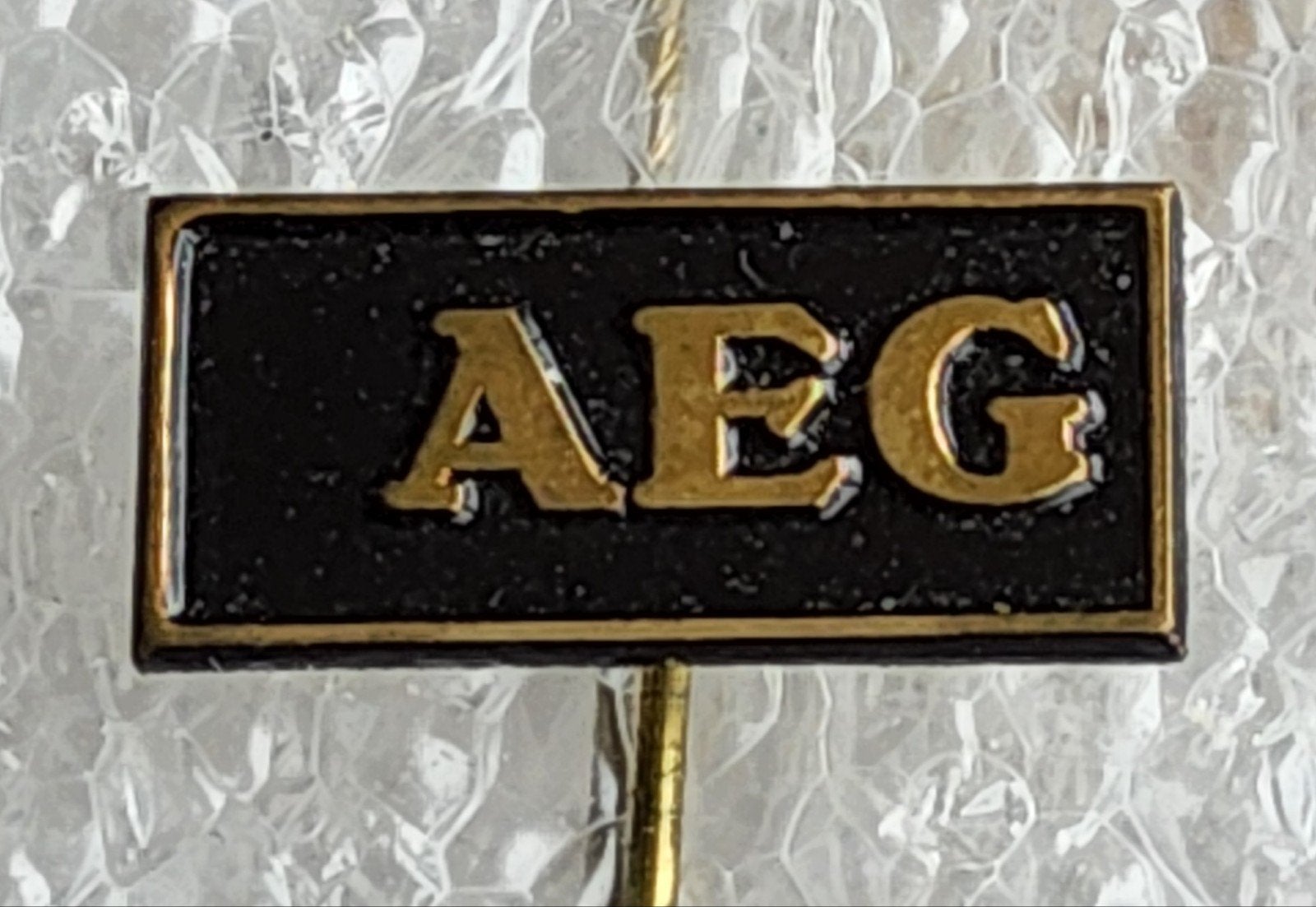 Vintage AEG Speldje - Zwart met Gouden Letters, Verzamelen, Ophalen of Verzenden, Gebruikt, Overige onderwerpen, Speldje of Pin