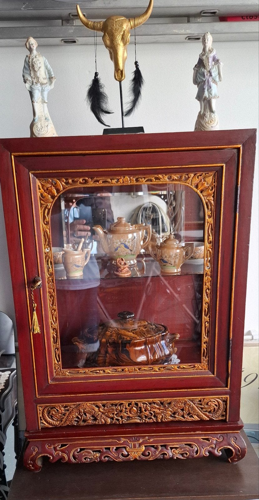 antiek vitrinekastje rood met goud zie omschrijving, Ophalen