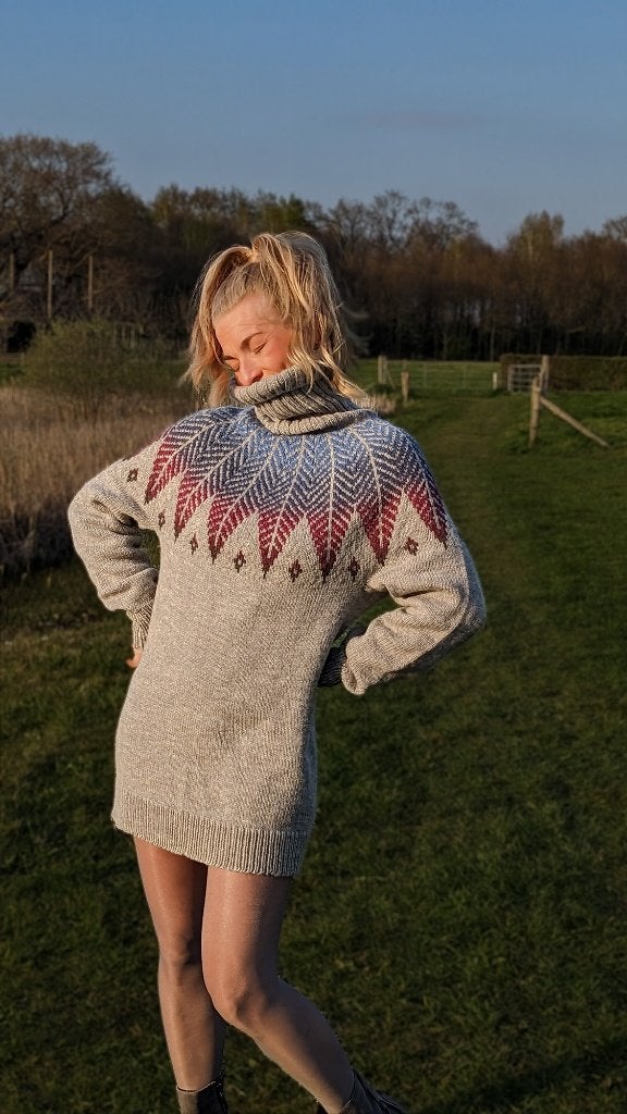 Warme 100% wollen trui, handgebreid en naadloos, Kleding | Dames, Maat 38/40 (M), Ophalen of Verzenden, Zo goed als nieuw, Handgemaakt