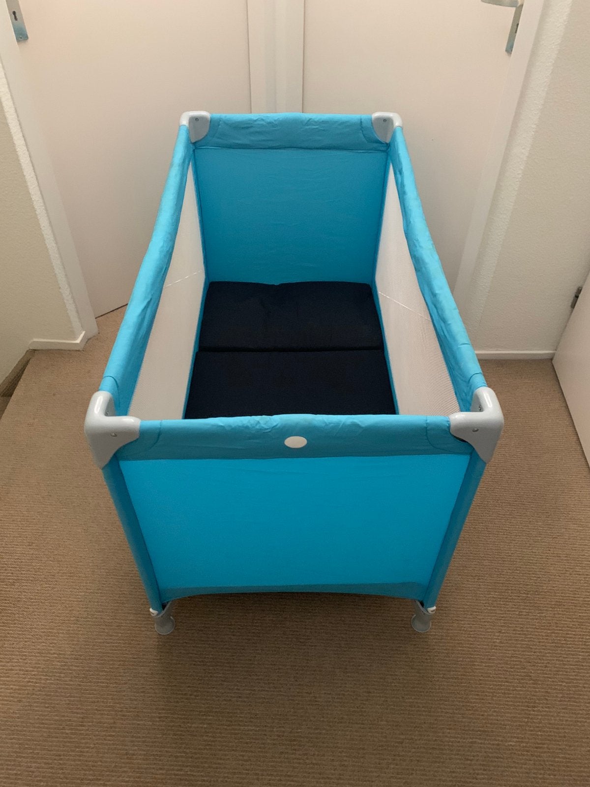 Campingbedje Blauw ( incl. Matras & Aerosleep topper), Ophalen, Zo goed als nieuw