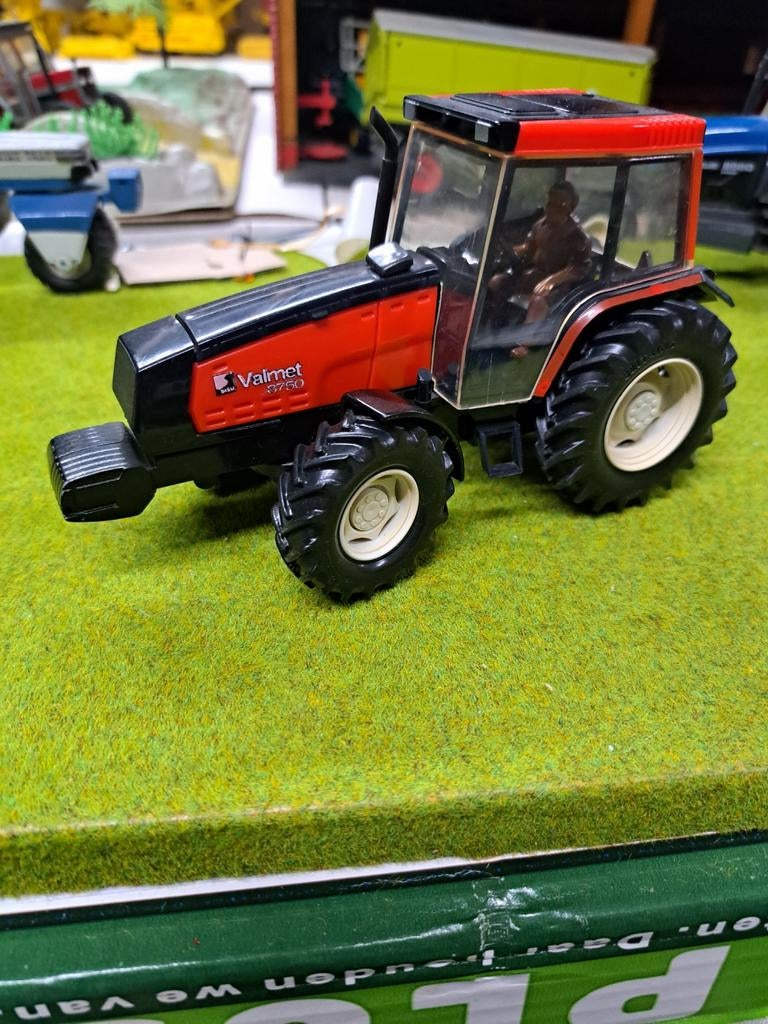 Sisu Valmet 8750 van Britains met stocknummer 9439, Hobby en Vrije tijd, Modelauto's | 1:32, Zo goed als nieuw, Tractor of Landbouw