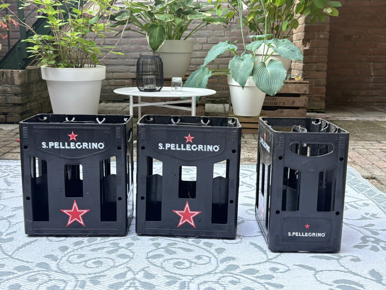 Zwarte kratjes S. Pellegrino (bijna net zo leuk als Evian), Ophalen, Gebruikt
