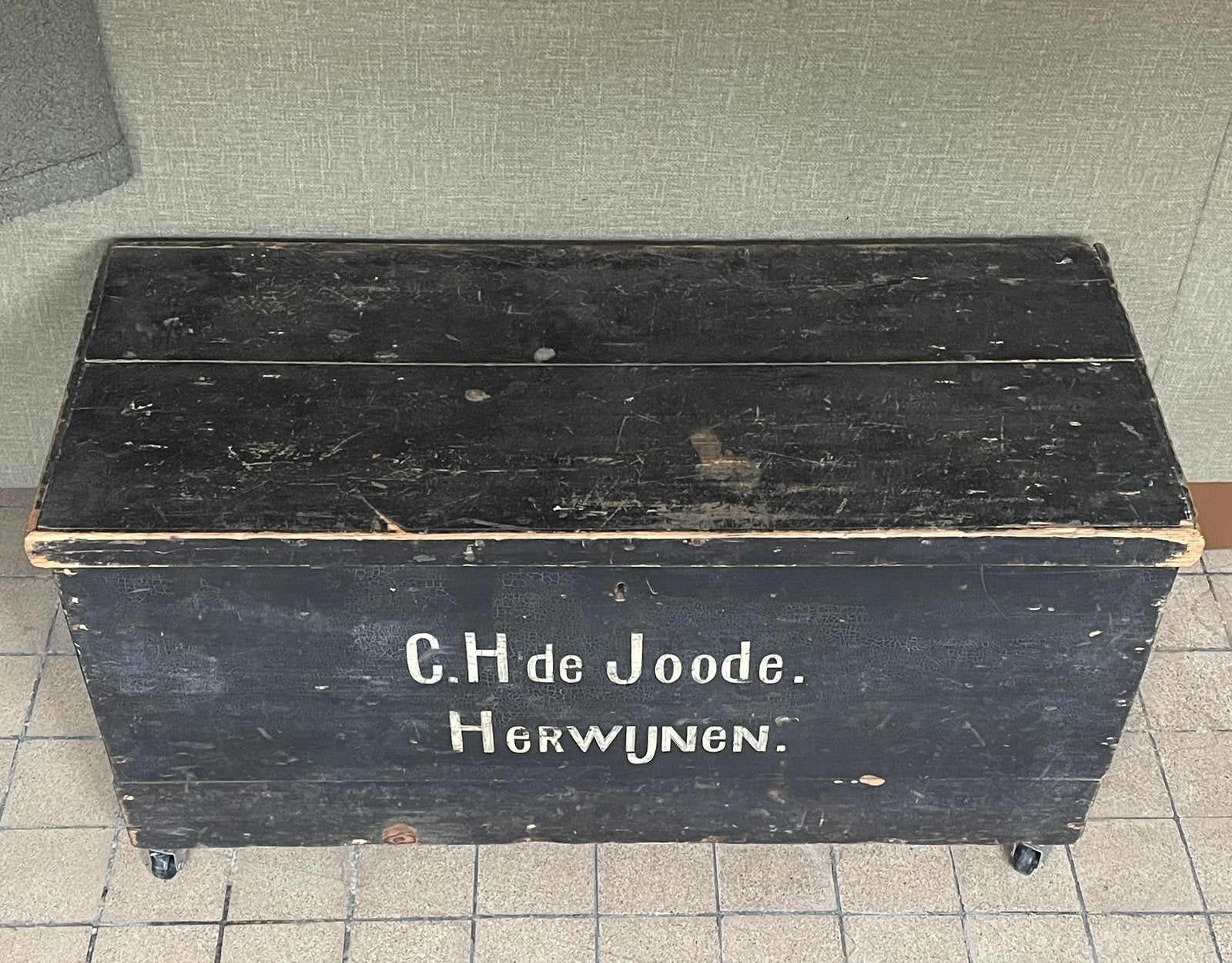 Oude houten kist op wieltjes sleets zwart, Ophalen