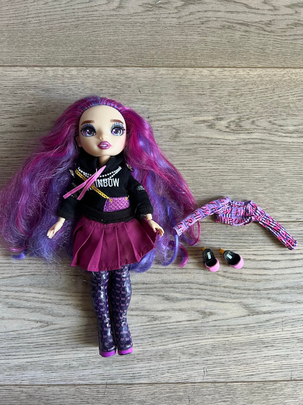 Rainbow High pop met paars haar en extra outfit, Ophalen of Verzenden, Gebruikt, Overige typen