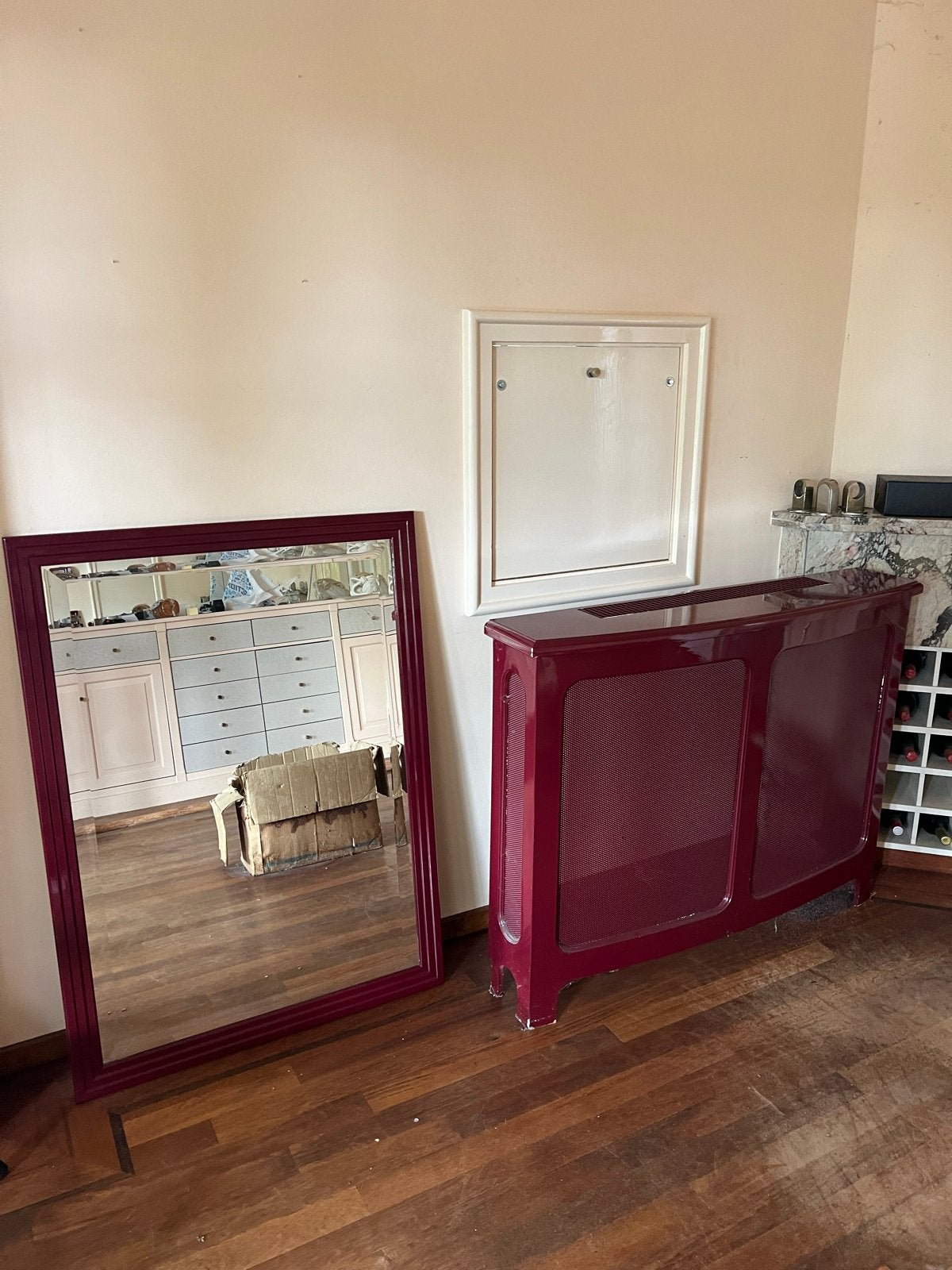 Grote spiegel met bordeauxrood frame, Huis en Inrichting, Woonaccessoires | Spiegels, Ophalen, Gebruikt, 100 tot 150 cm, 75 tot 100 cm