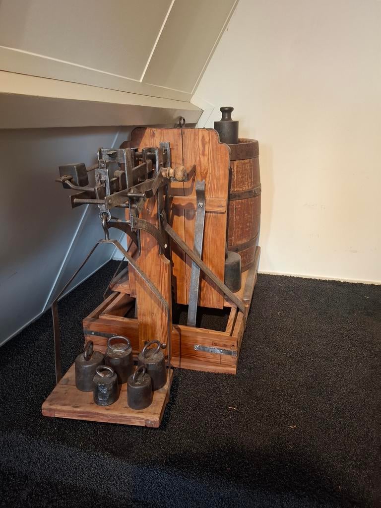 Antieke bascule met 7 geijkte ijzeren gewichten, Antiek en Kunst, Antiek | Gereedschap en Instrumenten, Ophalen