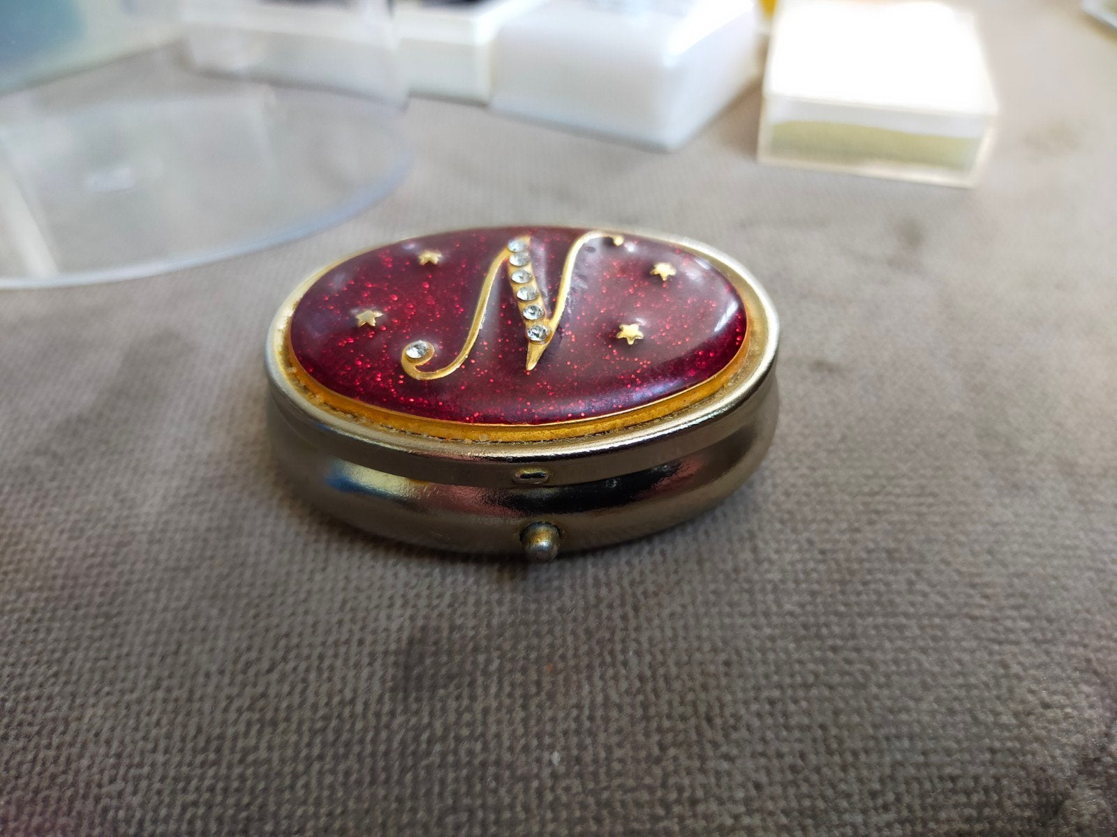 Vintage Pillendoosje met Initiaal 'N' en Strass, Overige materialen, 4 tot 7 cm, Gebruikt, Ophalen of Verzenden
