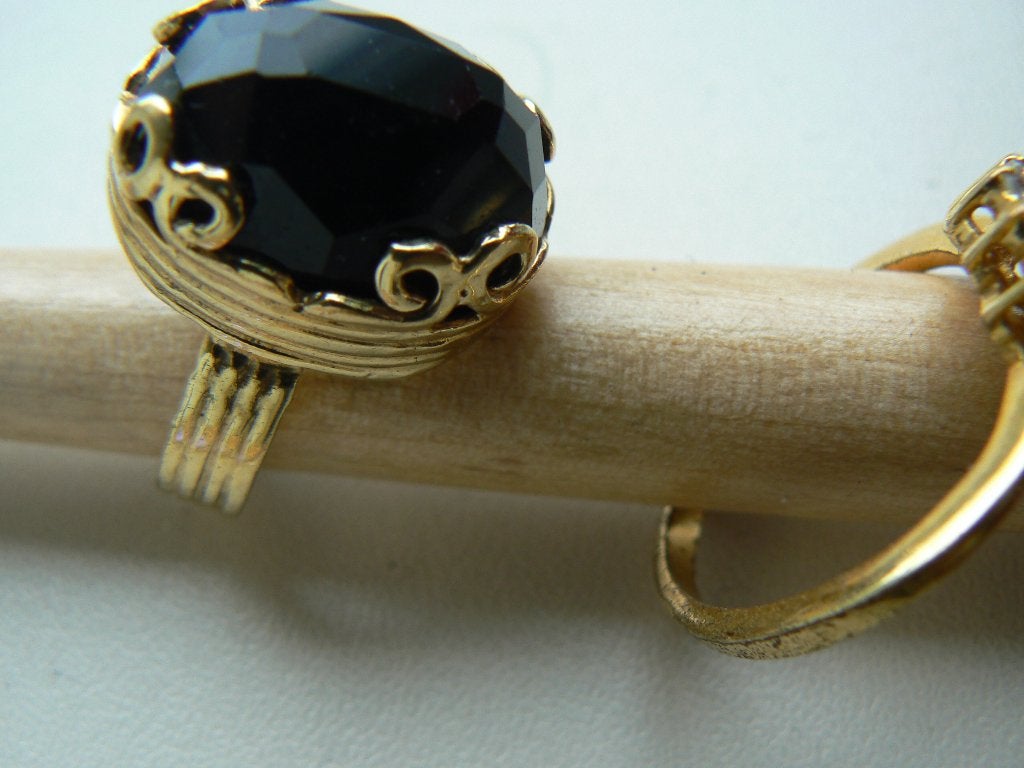 vergulde ring met zwarte onyx steen, en een met maansteen, Ophalen, Nieuw, 17 tot 18, Dame