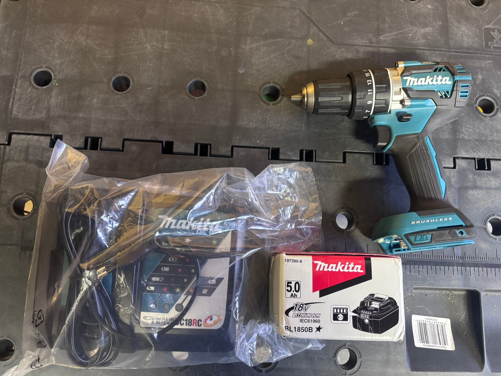 Nieuwe Makita DHP484 Boor- en Schroefmachine met Accu en Lad, Ophalen of Verzenden, Nieuw, Boor- en Schroefmachine