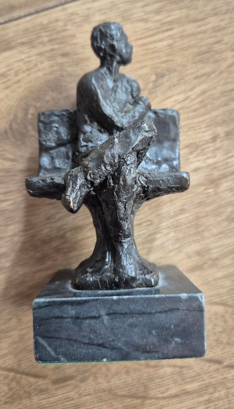 Modernistisch Figuratief Beeld: Man op Bankje, 10 cm, Minder dan 20 cm, Ophalen of Verzenden, Brons, Op sokkel
