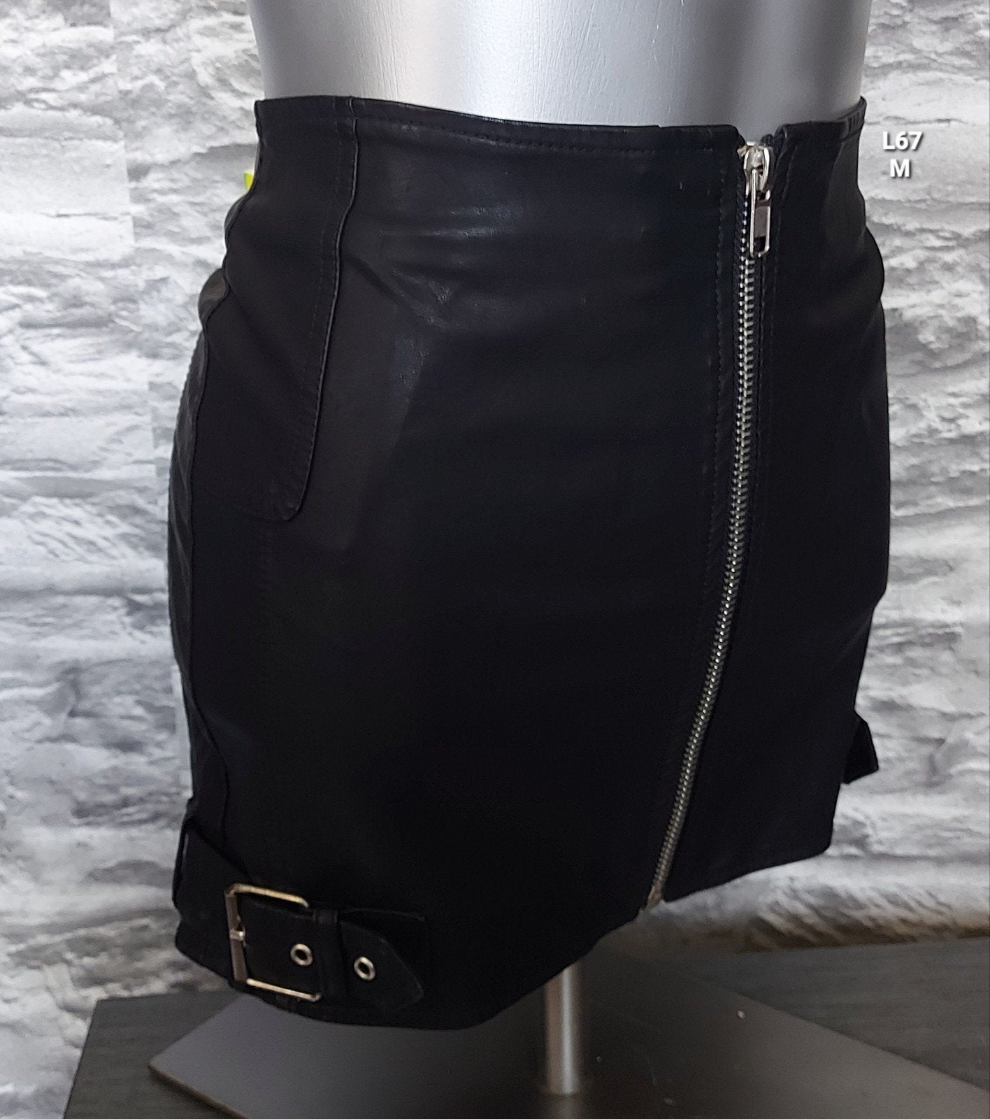 Kinky Zwarte leren minirok met rits en gespen, Kleding | Dames, Rokken, Maat 38/40 (M), Zwart, Ophalen of Verzenden, Zo goed als nieuw