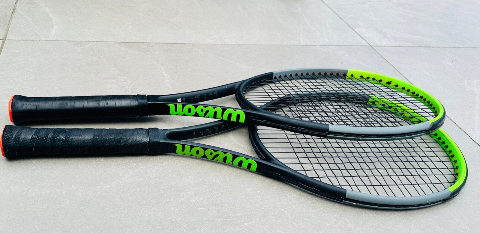 2x Wilson Blade 98 305 gr Tennisracket - Grip L1, Sport en Fitness, Ophalen, Gebruikt, L1, Wilson