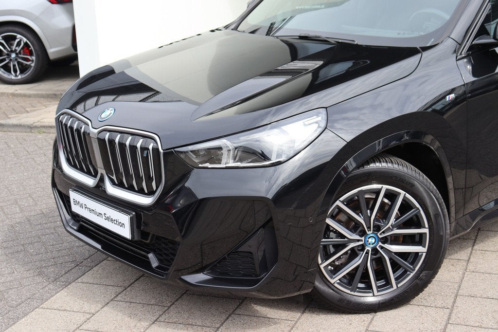BMW iX1 xDrive30 M Sport / Sportstoelen / Comfort Access / A, Auto's, BMW, Gebruikt, Zwart, Met garantie (alle), Zwart