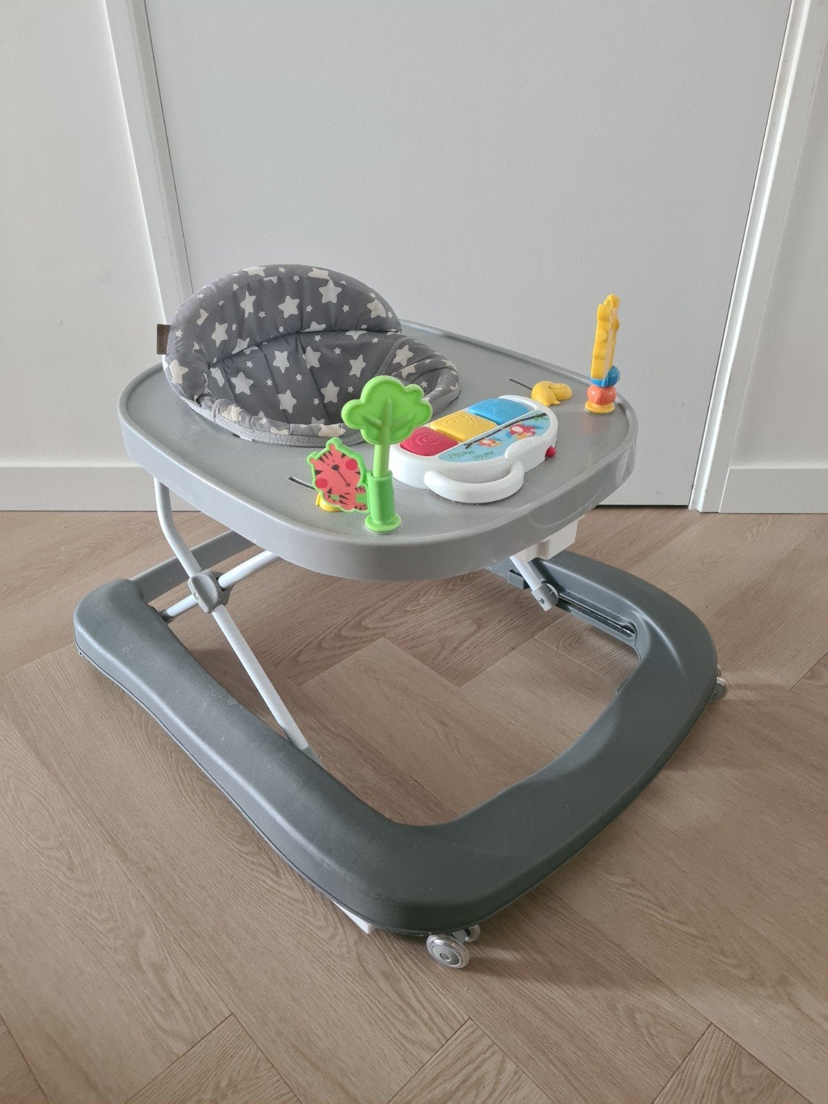 Babywalker met speelgoed en verstelbare zithoogte, Ophalen, Gebruikt