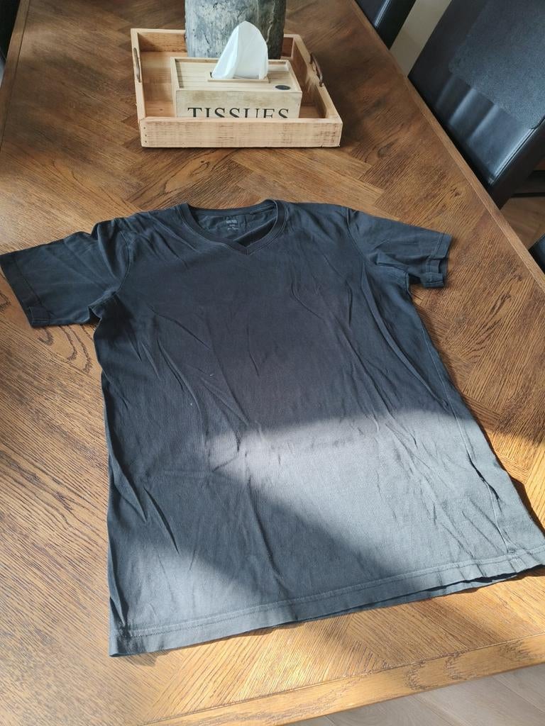 Zwart T-shirt met V-hals - Maat M - Goede staat, Kleding | Heren, T-shirts, Gedragen, Maat 48/50 (M), Zwart, Ophalen of Verzenden