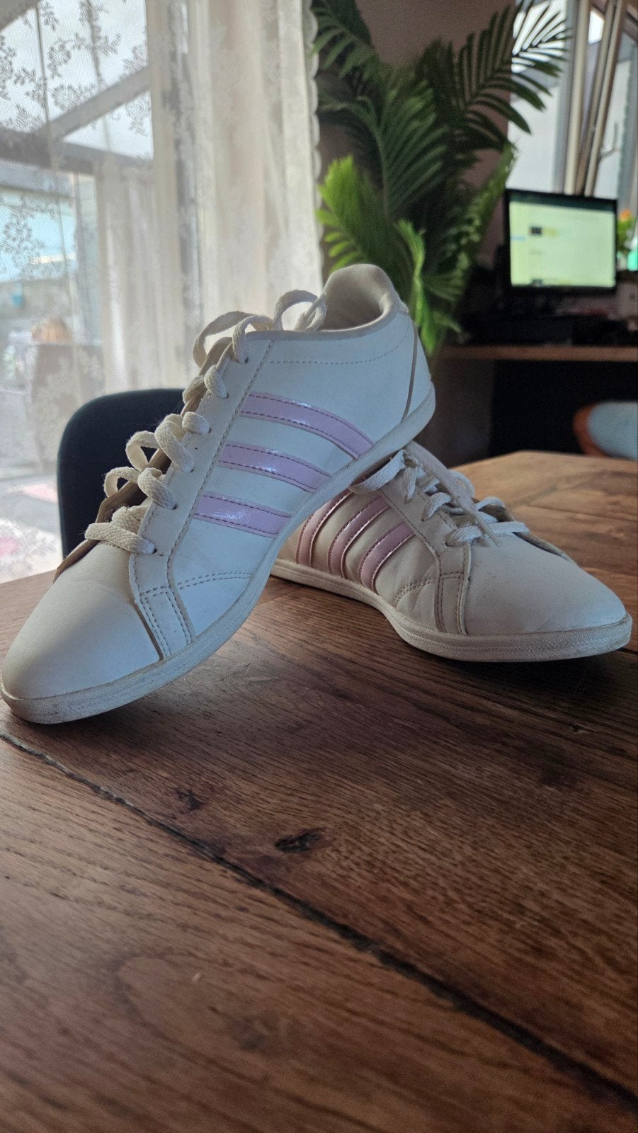 Adidas sneakers wit met roze strepen  - Maat 37/ 38 valt kle, Ophalen of Verzenden, Zo goed als nieuw, Wit, Sneakers of Gympen