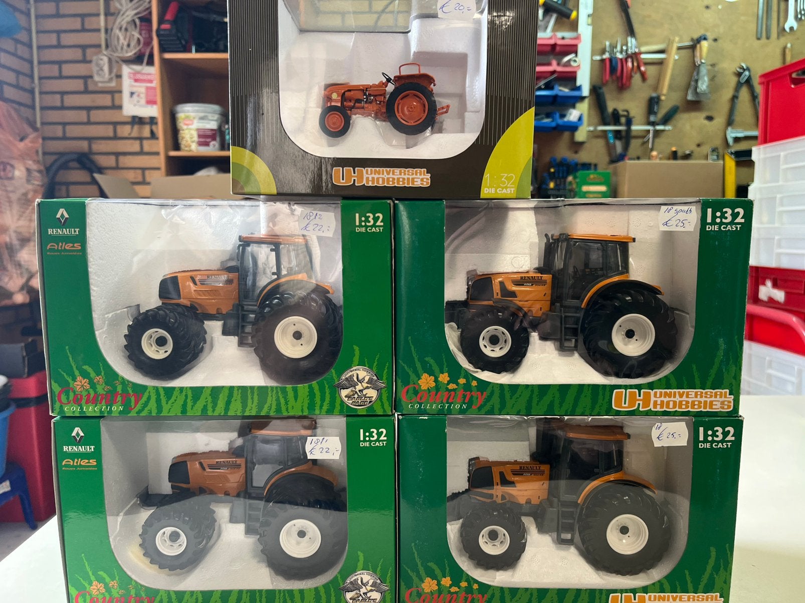 Renault tractors Atles D22 Universal Hobbies Aanbieding, Hobby en Vrije tijd, Ophalen of Verzenden, Nieuw, Tractor of Landbouw