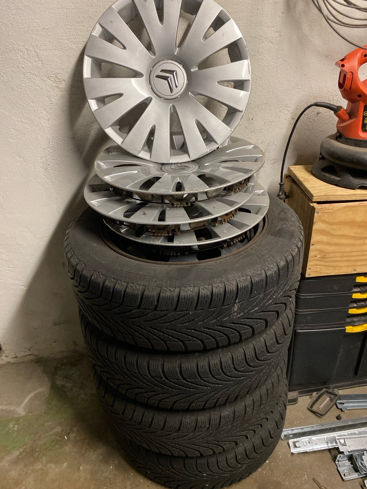 Winterbanden (185-60-15)  met wieldoppen - citroen ds3 en c3, Ophalen, Gebruikt