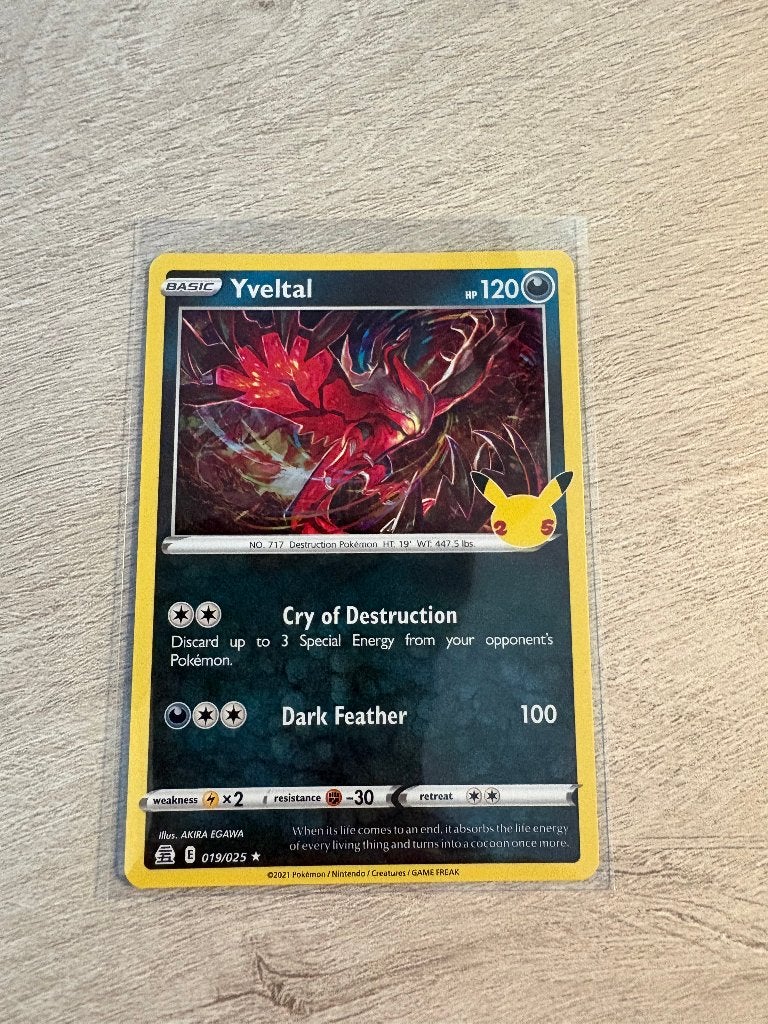 Yveltal (Holo) 019/025 Celebrations - Pokémon Kaart, Ophalen of Verzenden, Nieuw, Losse kaart, Foil