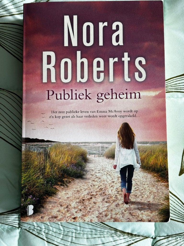 Roman: Publiek geheim van Nora Roberts, Boeken, Ophalen of Verzenden, Gelezen, Nora Roberts, Amerika