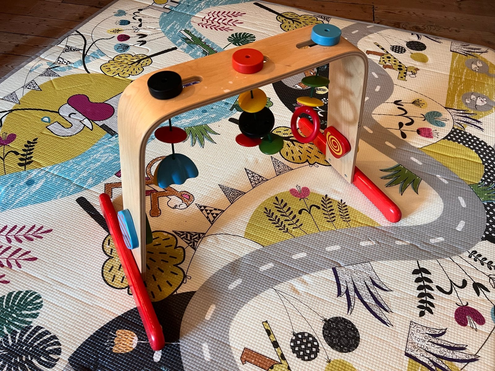 Houten Babygym met kleurrijke speeltjes, Ophalen, Zo goed als nieuw, Babygym