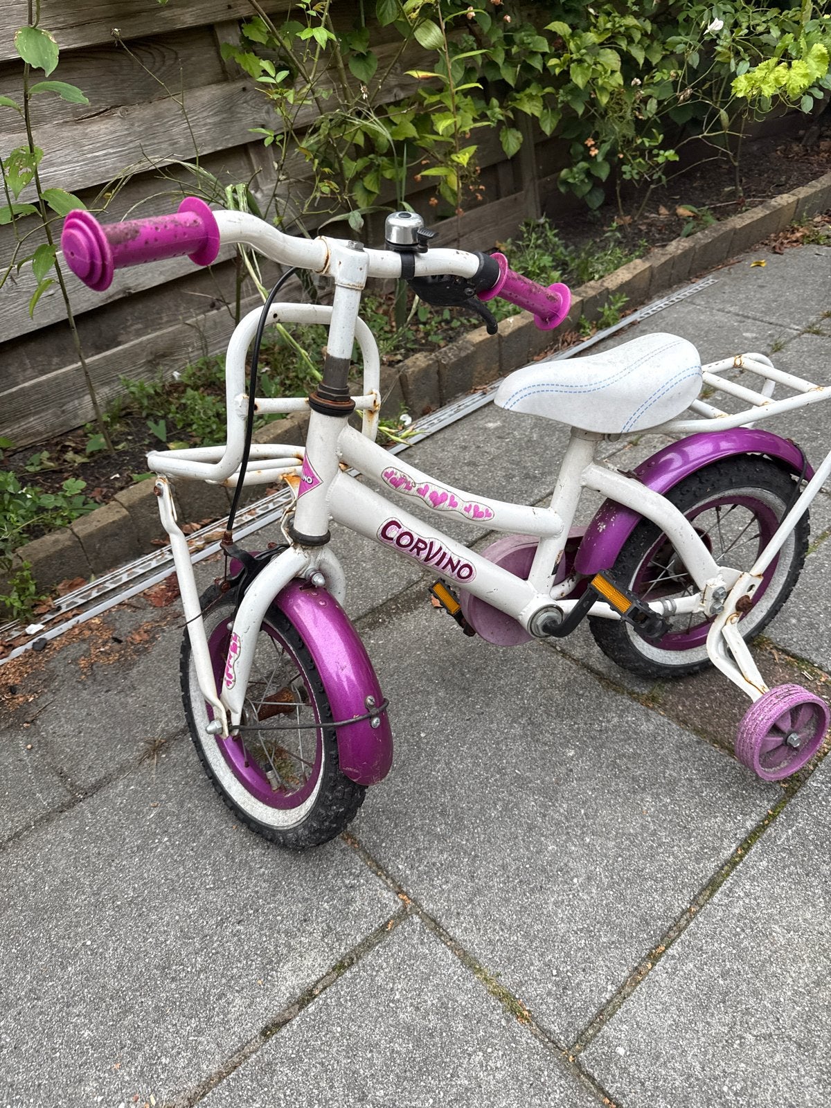 Corvino kinderfiets met zijwieltjes - paars/wit, Fietsen en Brommers, Ophalen, Zijwieltjes, Velgrem, 16 tot 20 inch