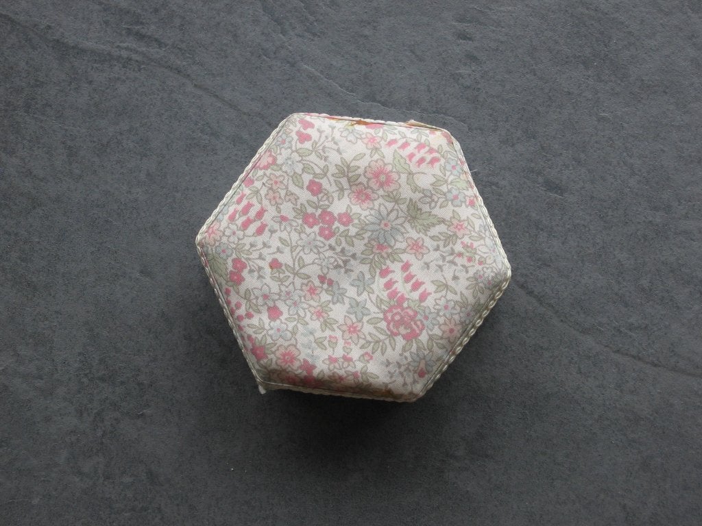 Doosje mt 10 x 5 cm, halsketting en armband 2x., Sieraden, Tassen en Uiterlijk, Armbanden, Ophalen of Verzenden, Gebruikt, Wit