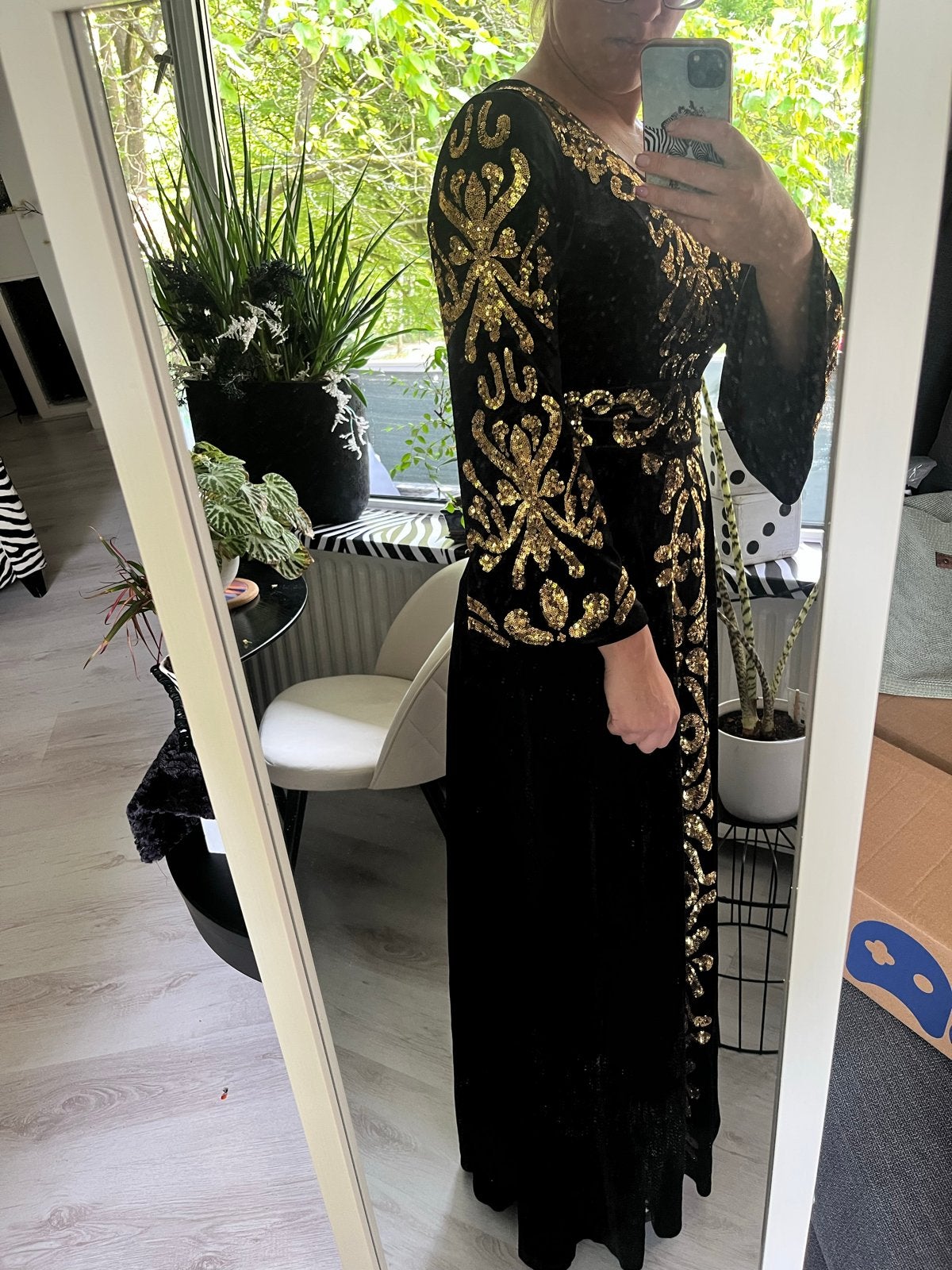 Zwarte fluwelen jurk met gouden pailletten, Kleding | Dames, Jurken, Maat 38/40 (M), Zwart, Nieuw, Ophalen of Verzenden