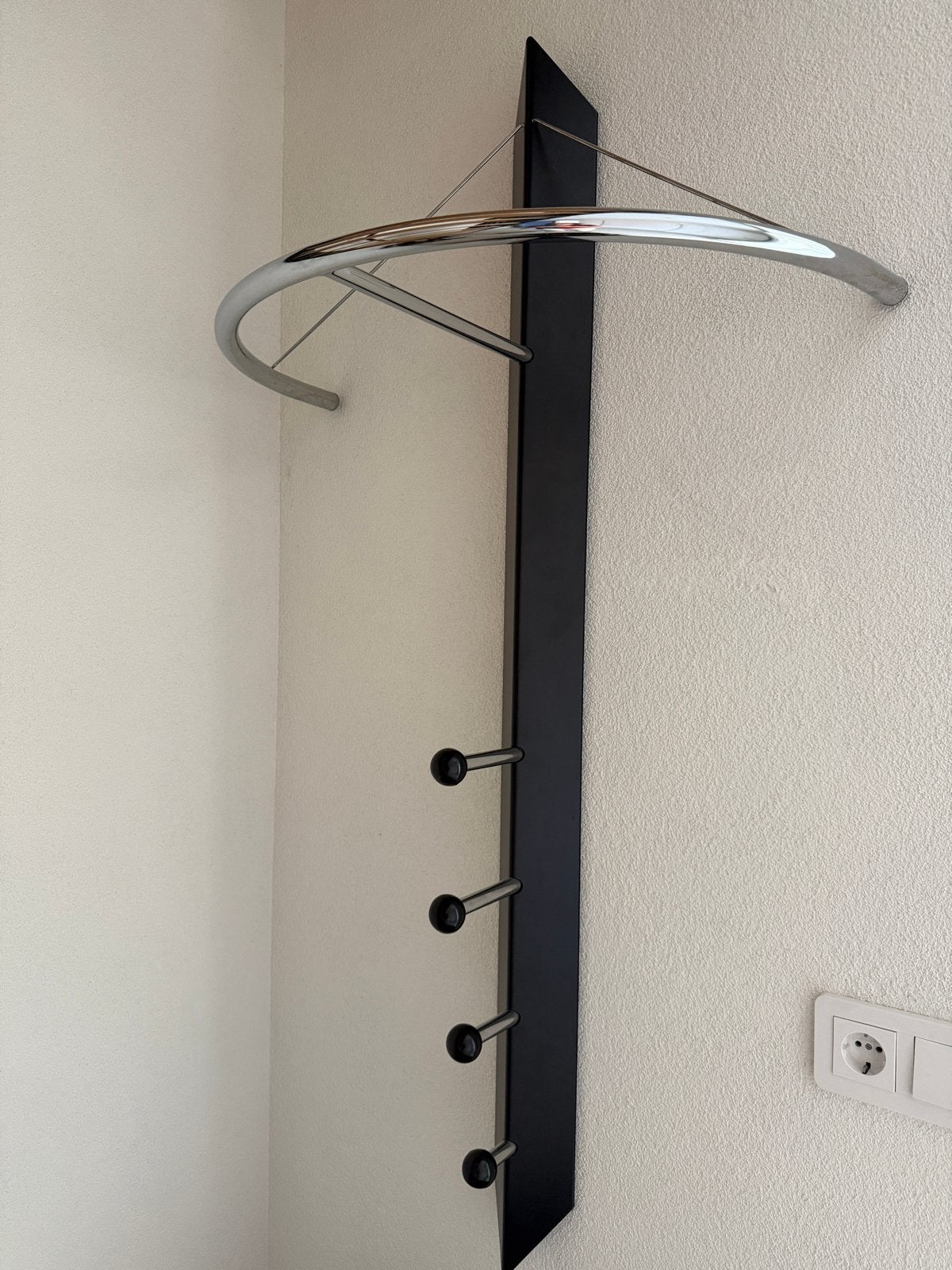 Moderne wandkapstok met 4 haken en kledinghanger, Huis en Inrichting, Woonaccessoires | Kapstokken, 100 tot 150 cm, Zo goed als nieuw