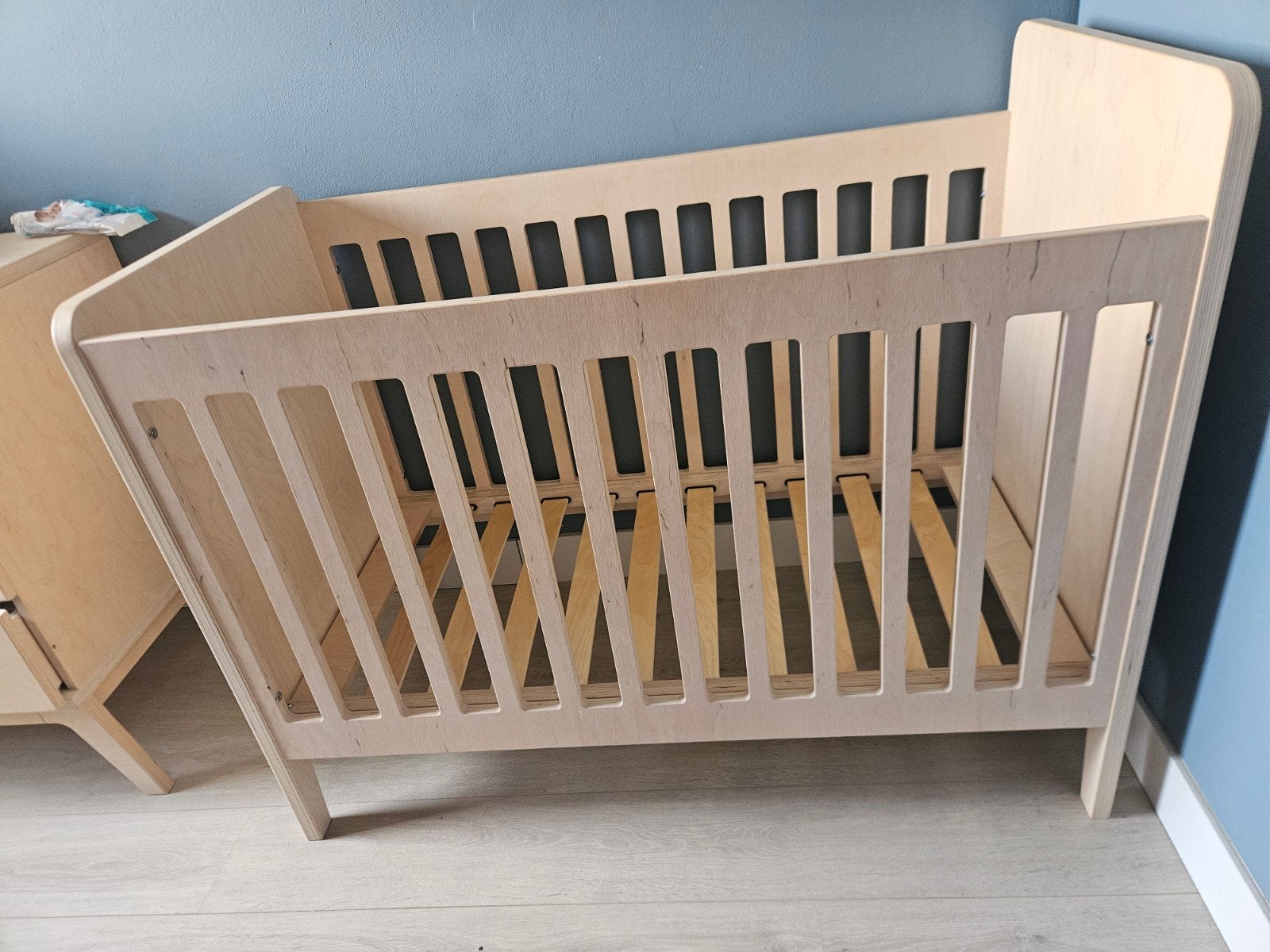 Mooi licht houten ledikant Kidsmill, Ophalen, Zo goed als nieuw, Jongetje of Meisje