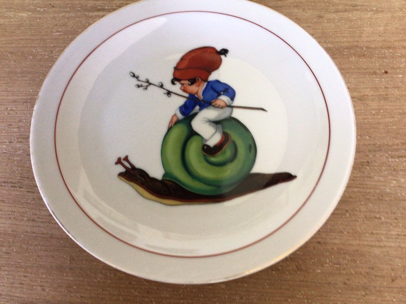 Sorau bord met melkbeker. Kabouter op slak. Collectors item., Ophalen of Verzenden