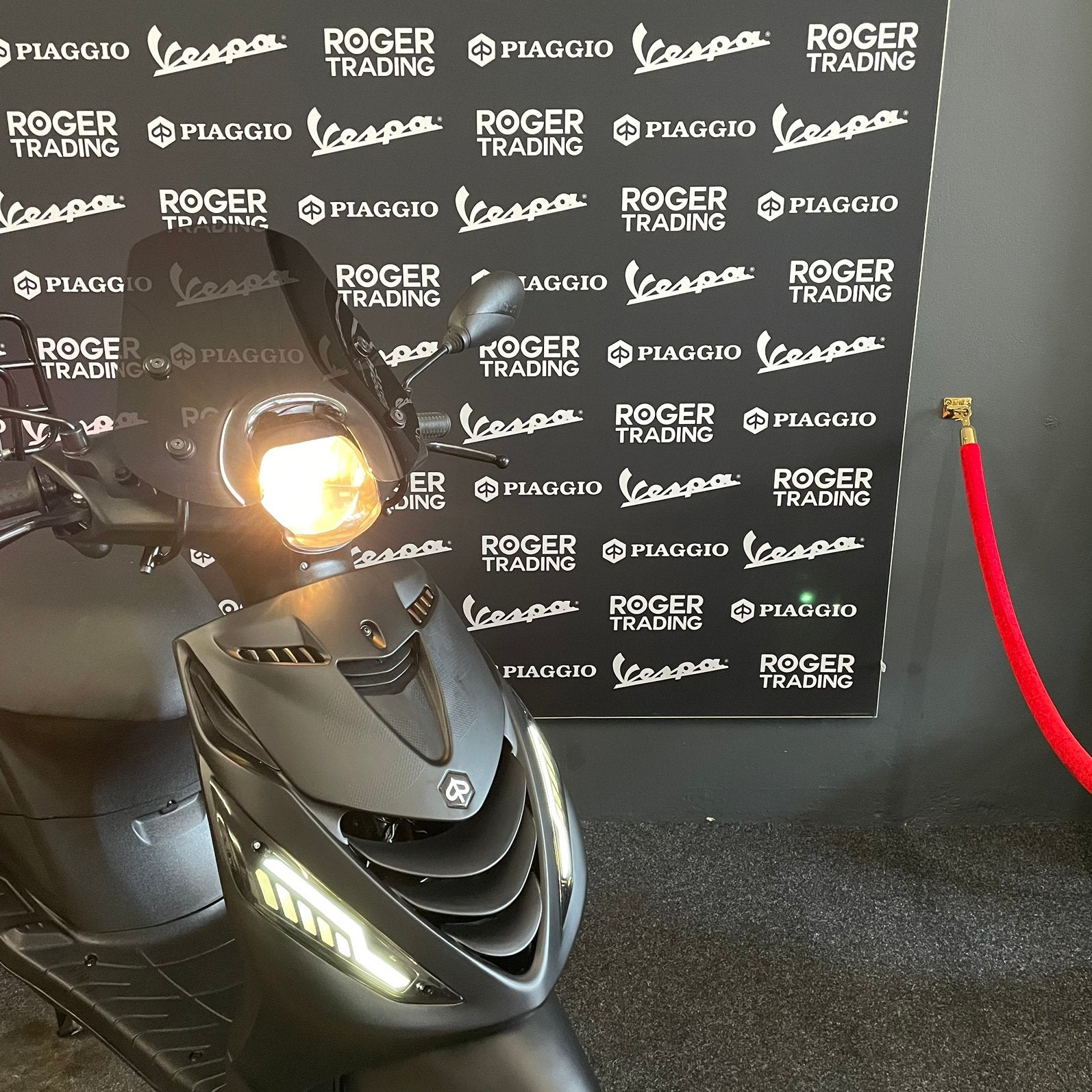 Piaggio Zip 50 4T 2V Mat Black - nieuwstaat - 2.368km, Ophalen, Piaggio, Zip, 49 cc