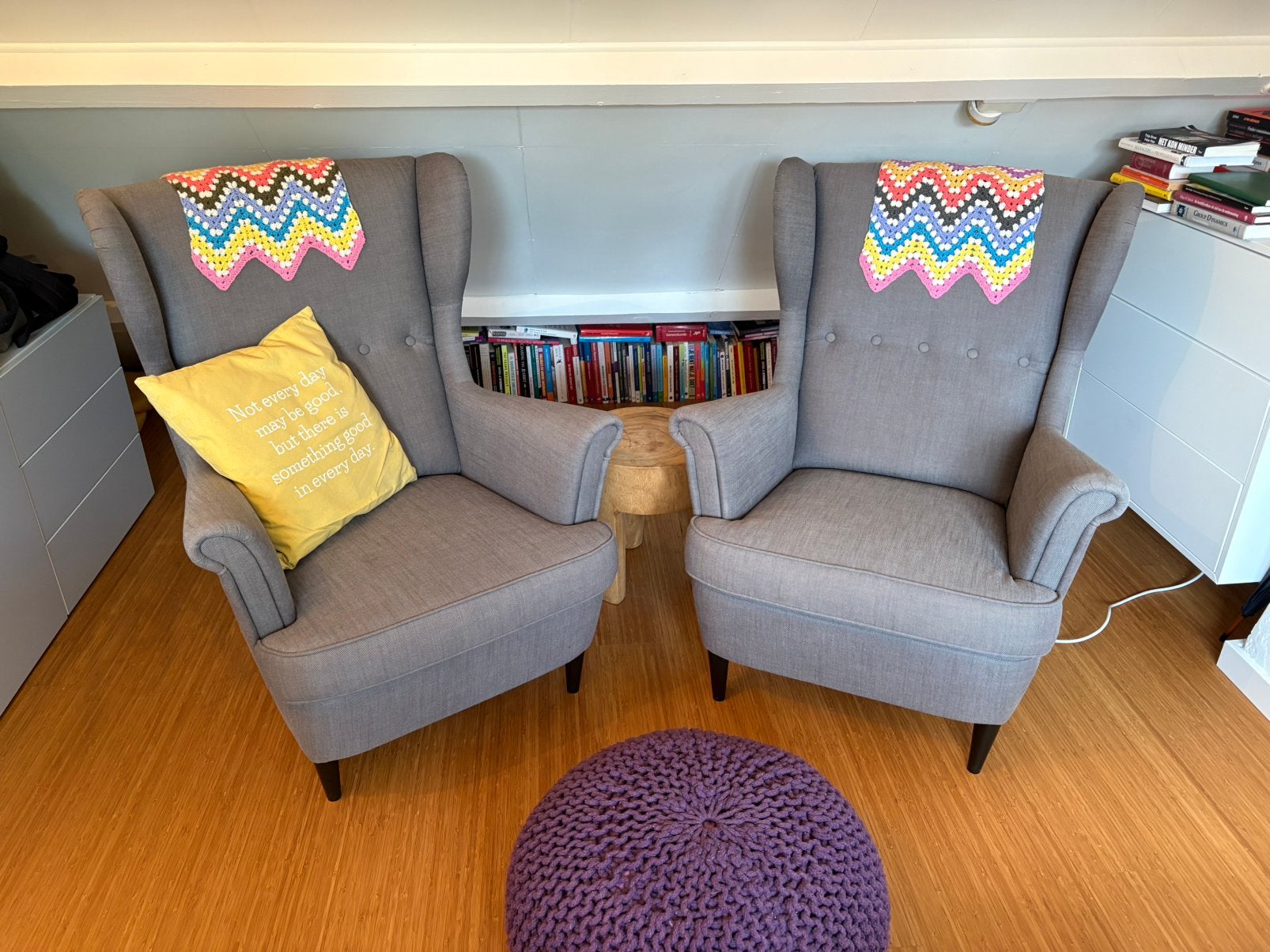 Twee grijze fauteuils (IKEA Strandmon) - prijs is voor 2!, Huis en Inrichting, Fauteuils, Ophalen, Gebruikt, Stof, 75 tot 100 cm
