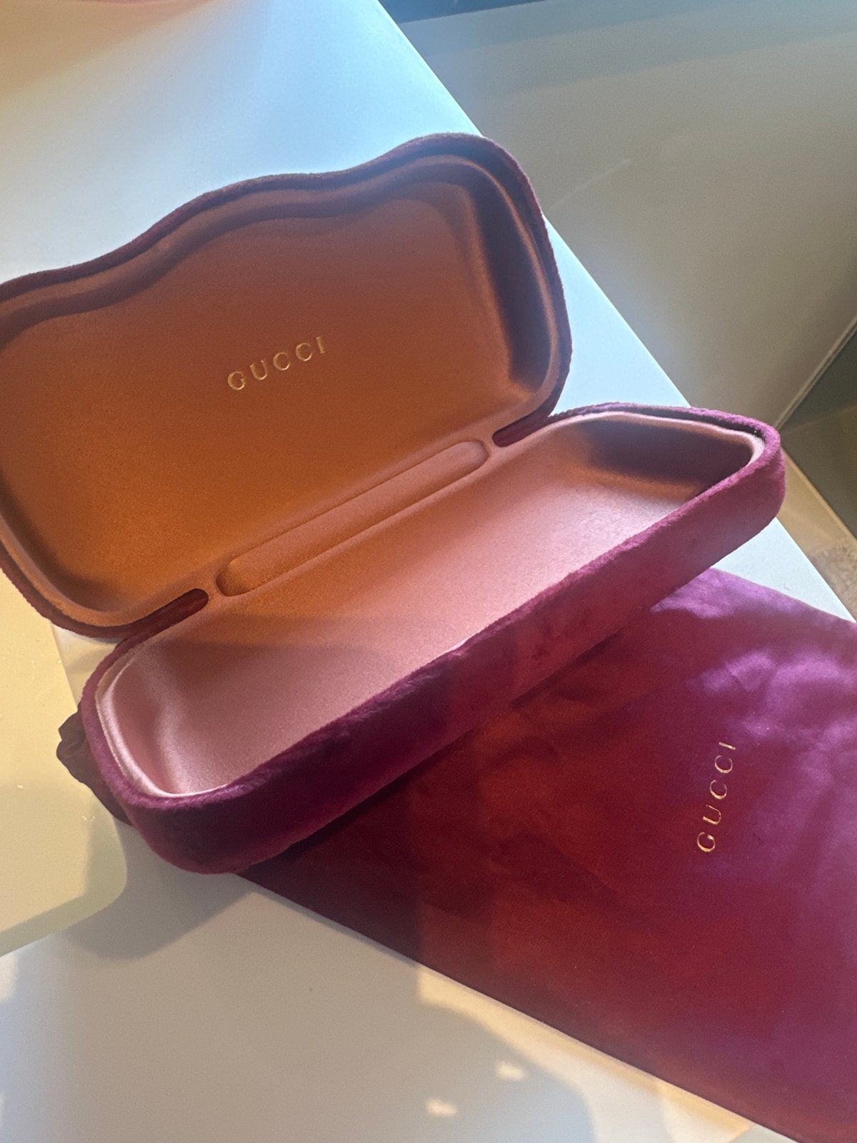 Luxe Gucci brillenkoker met dustbag, Ophalen of Verzenden, Zo goed als nieuw, Rood, Overige merken