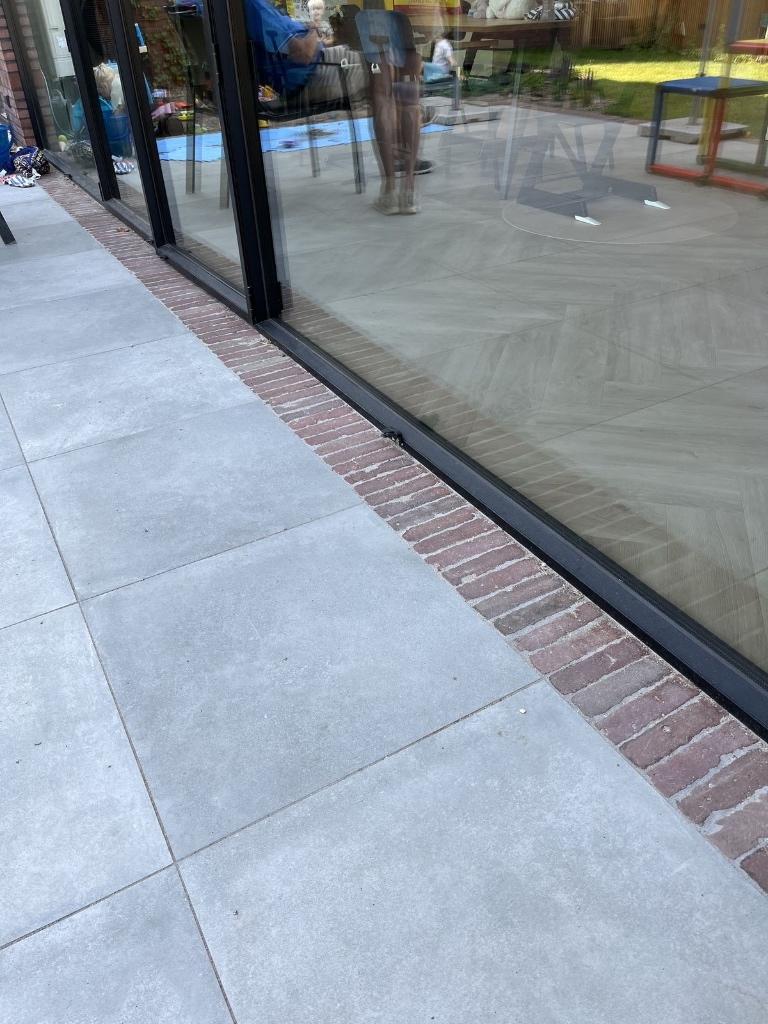 Gezocht 50m2 100x100 terras tegels, Ophalen of Verzenden, Zo goed als nieuw, 10 m² of meer, Beton