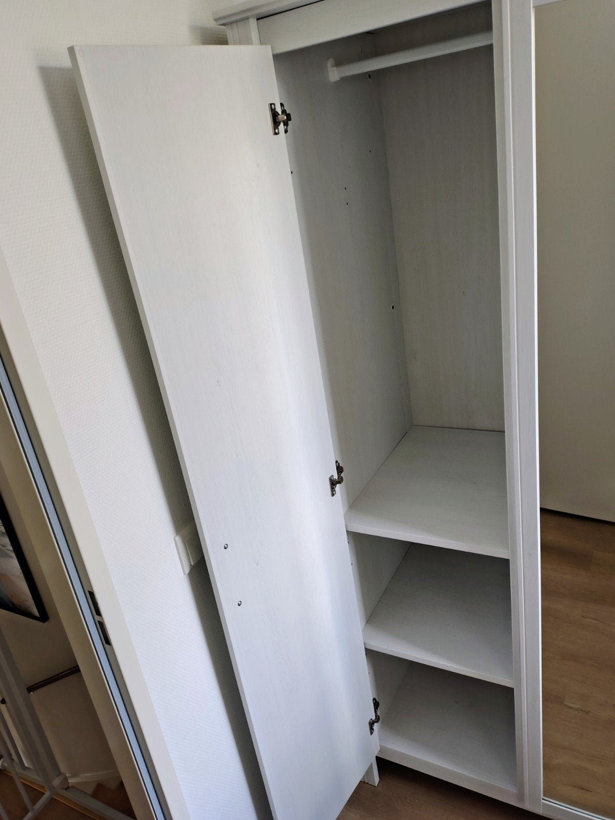 Witte kledingkast met spiegel, hang- en leggedeelte, Huis en Inrichting, Kasten | Kledingkasten, Ophalen, Met deur(en), Gebruikt
