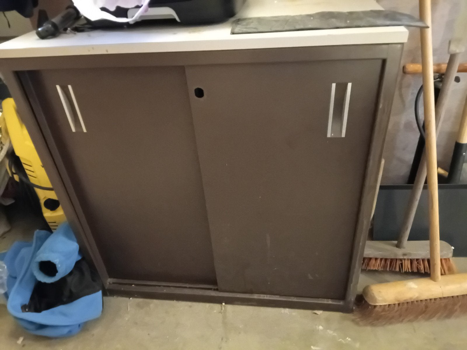 Metalen kast met schuifdeuren en planken, Ophalen, Gebruikt