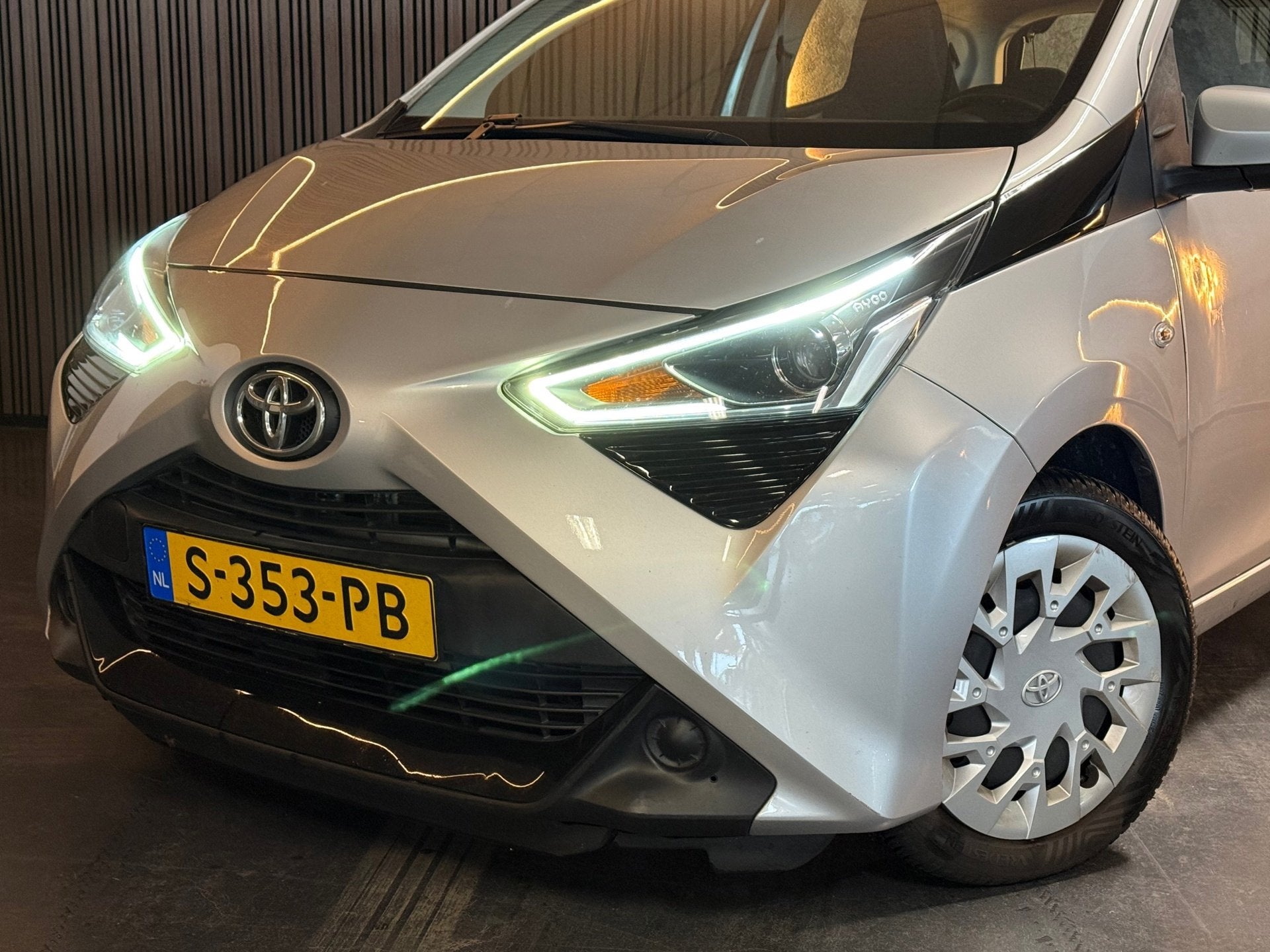 Toyota Aygo 1.0 VVT-i x-play limited Automaat Camera Carplay, Auto's, Dealer onderhouden, Stof, Gebruikt, 4 stoelen