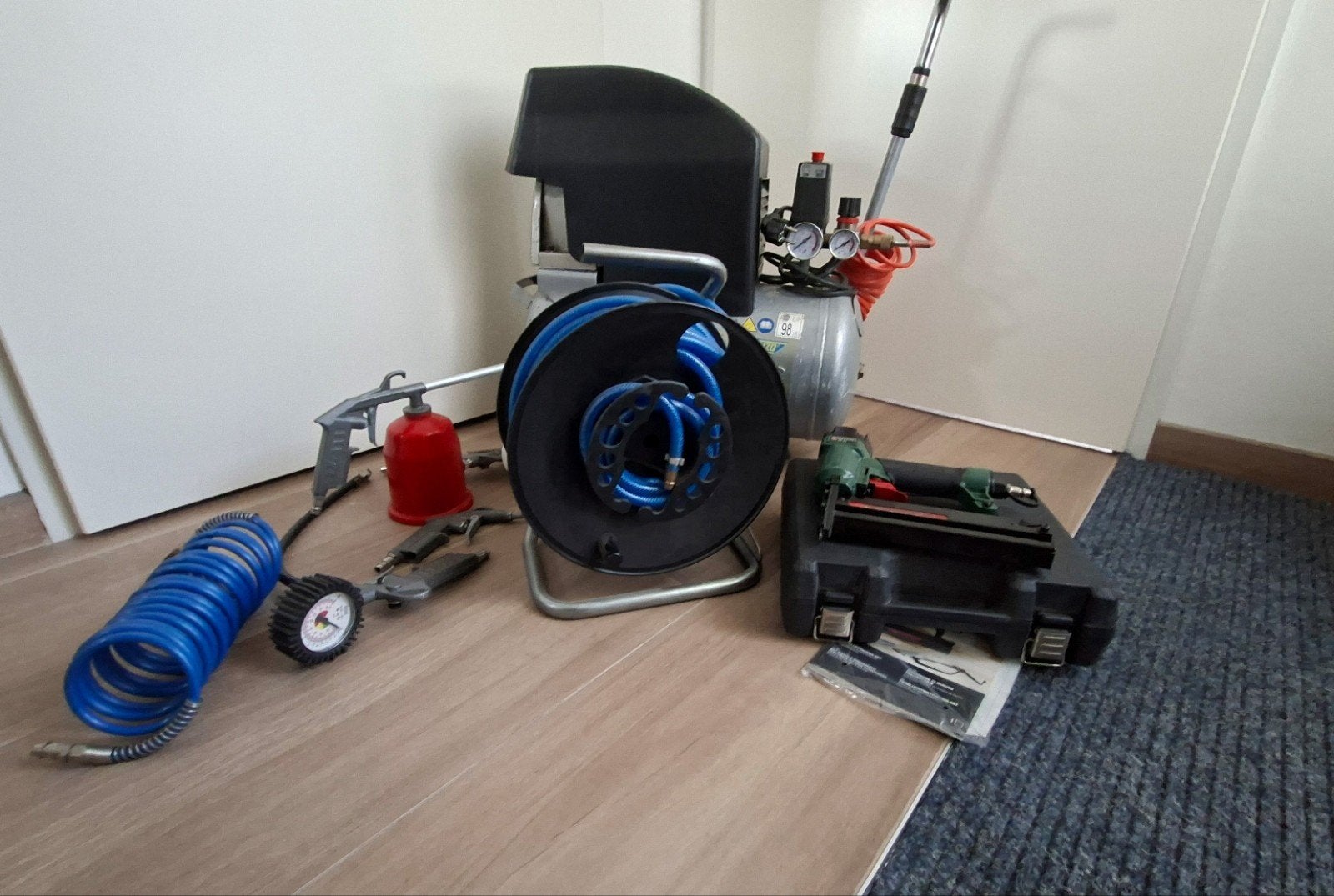 Kinzo Air Power compressor met tacker en accessoires, Ophalen, Gebruikt, 6 tot 10 bar, Minder dan 200 liter/min