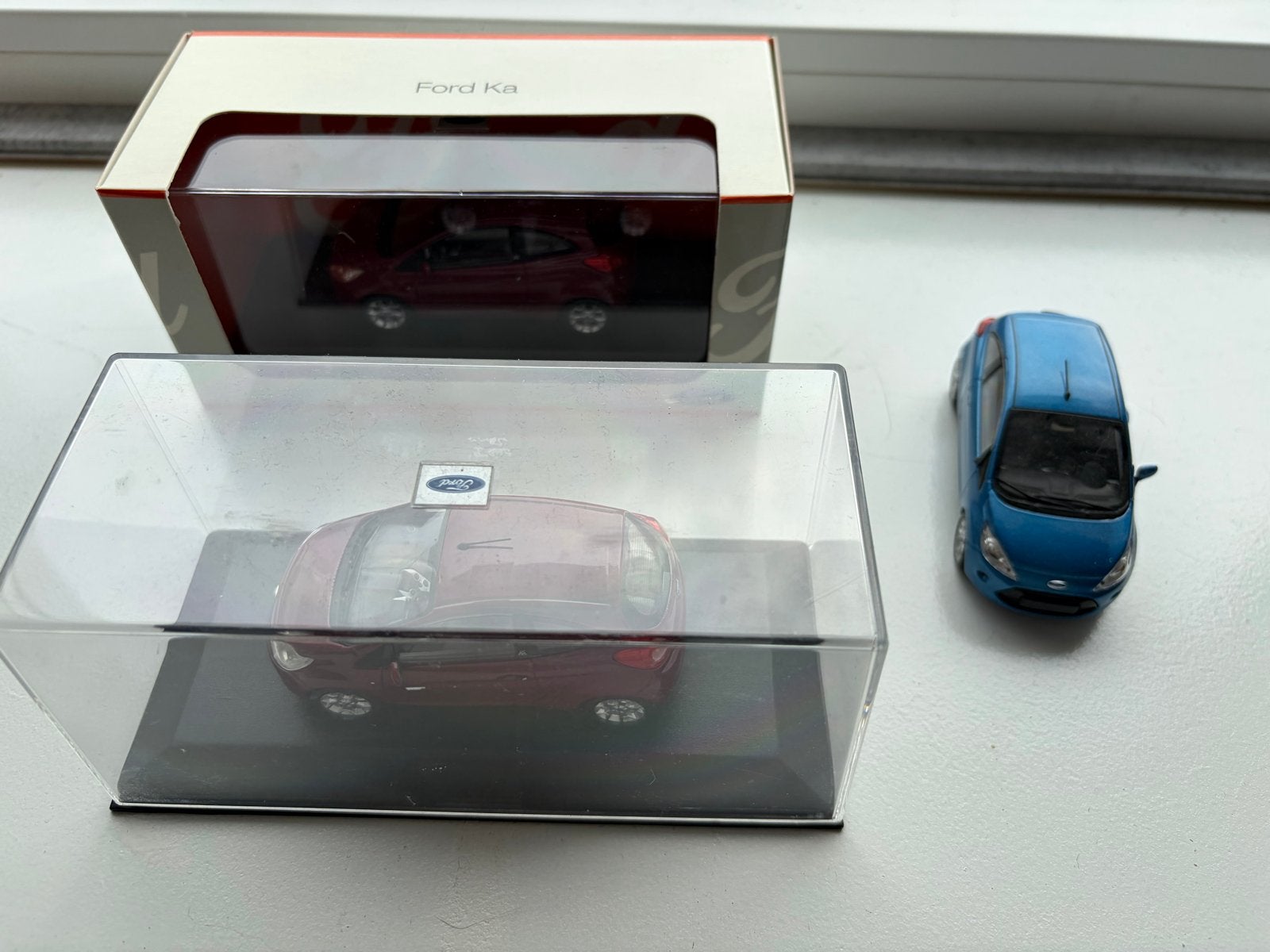 Ford Ka modelauto's - Blauw en Rood (mist spiegel), Hobby en Vrije tijd, Modelauto's | 1:43, Ophalen of Verzenden, Gebruikt, Auto