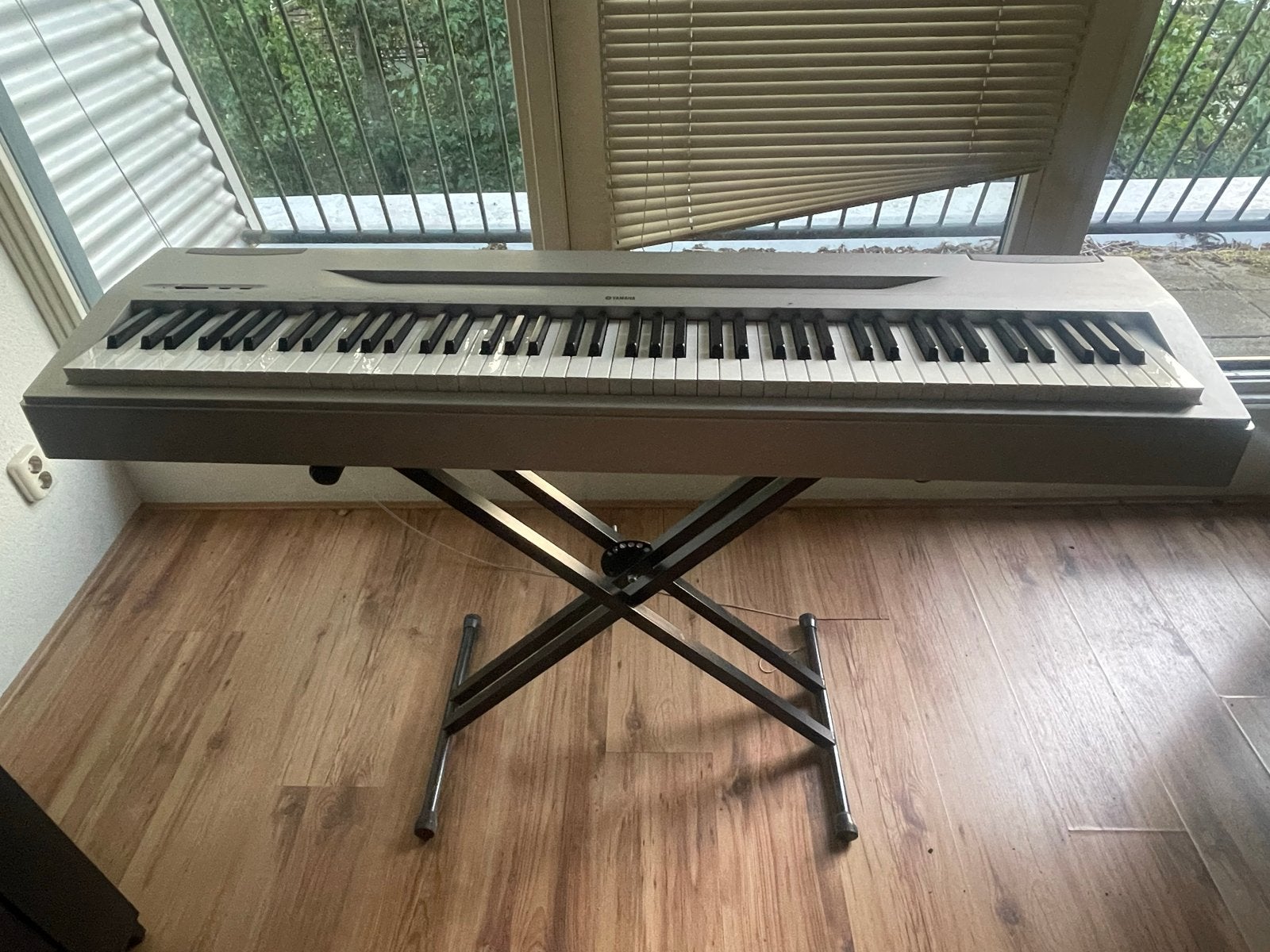 Yamaha keyboard met standaard en voetpedaal, Ophalen, Gebruikt, Yamaha, Aanslaggevoelig