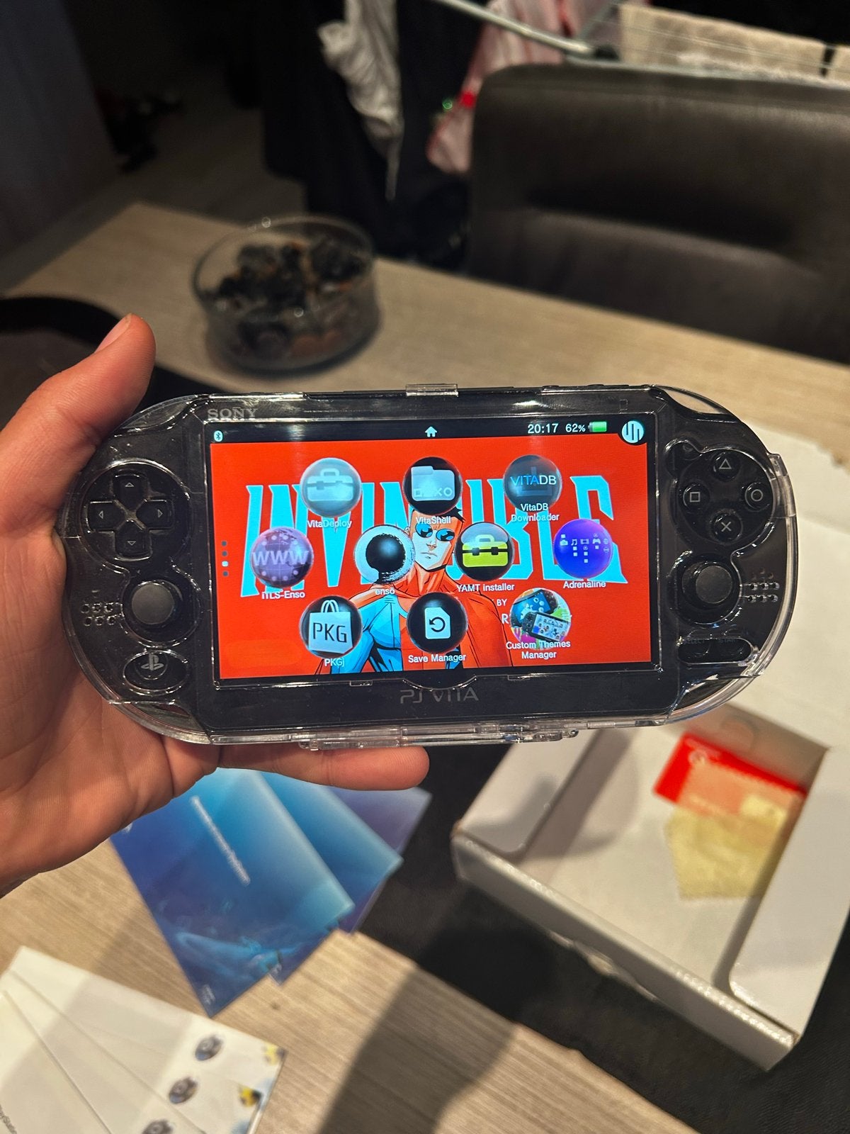 PS Vita 2000 met 128GB gemodde SD en 7 Vita kaarten, Ophalen of Verzenden, Zo goed als nieuw, Zwart, Met games