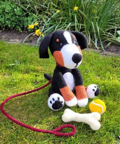 Gehaakte Berner Sennenhond knuffel met accessoires, Handgemaakt, Nieuw, Middelgroot (20 tot 80 cm), Hond