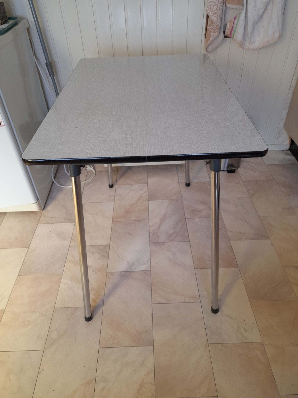 Praktische tafel - ideaal voor kleine ruimtes, Huis en Inrichting, Tafels | Eettafels, Ophalen, Gebruikt, 50 tot 100 cm, Overige materialen