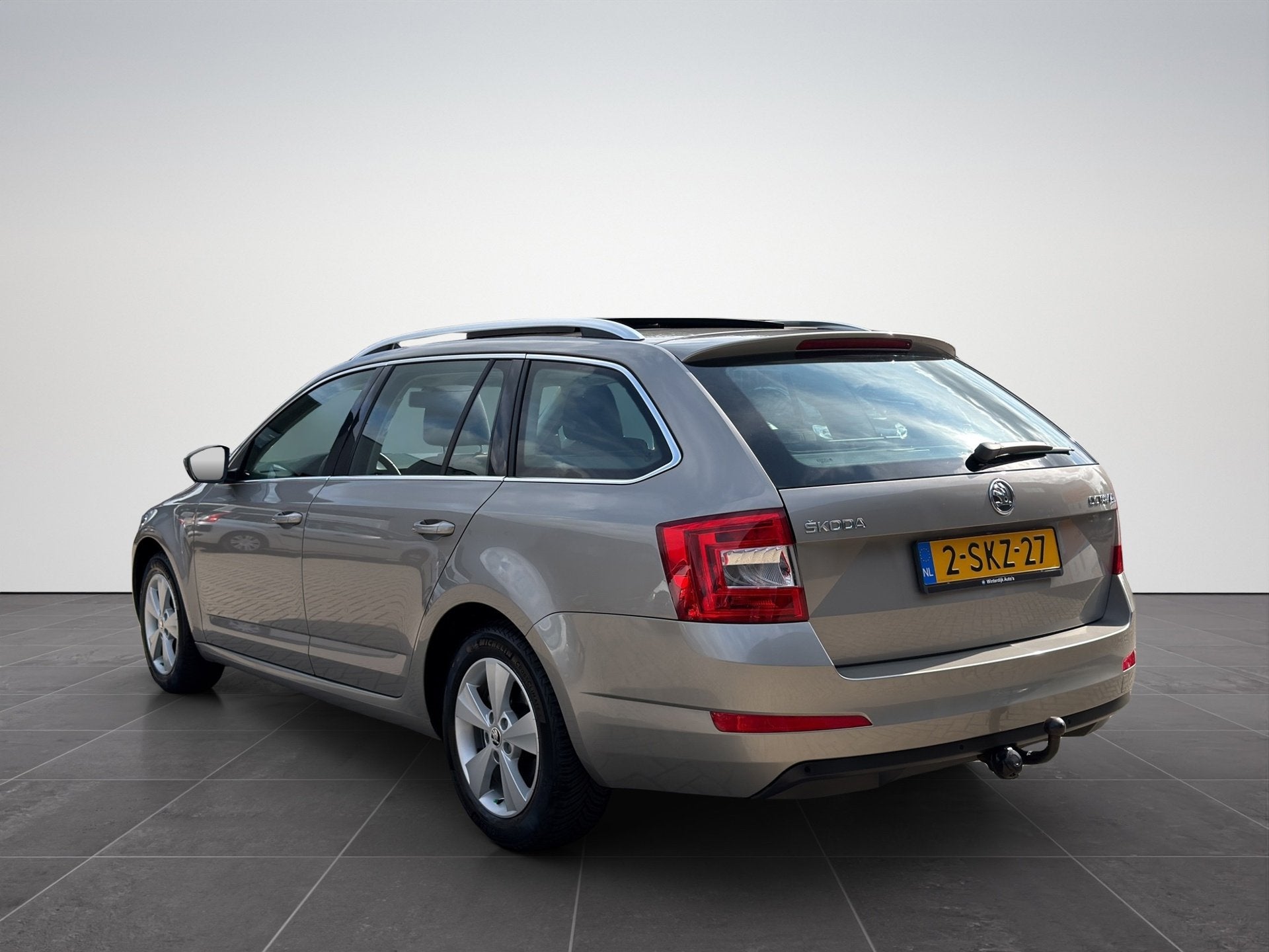 Skoda Octavia Combi 1.2 TSI Greentech DSG|Panoramadak|NAP, Gebruikt, 4 cilinders, Leder en Stof, Origineel Nederlands